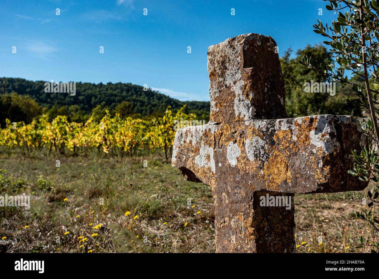 Croix de pierre du vieux 1600 surplombant Cessenon sur Orb, France Banque D'Images