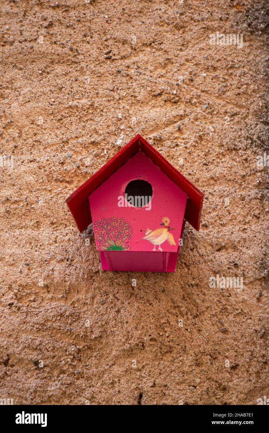 Boîte à oiseaux rouges à Cessenon-sur-Orb, France Banque D'Images