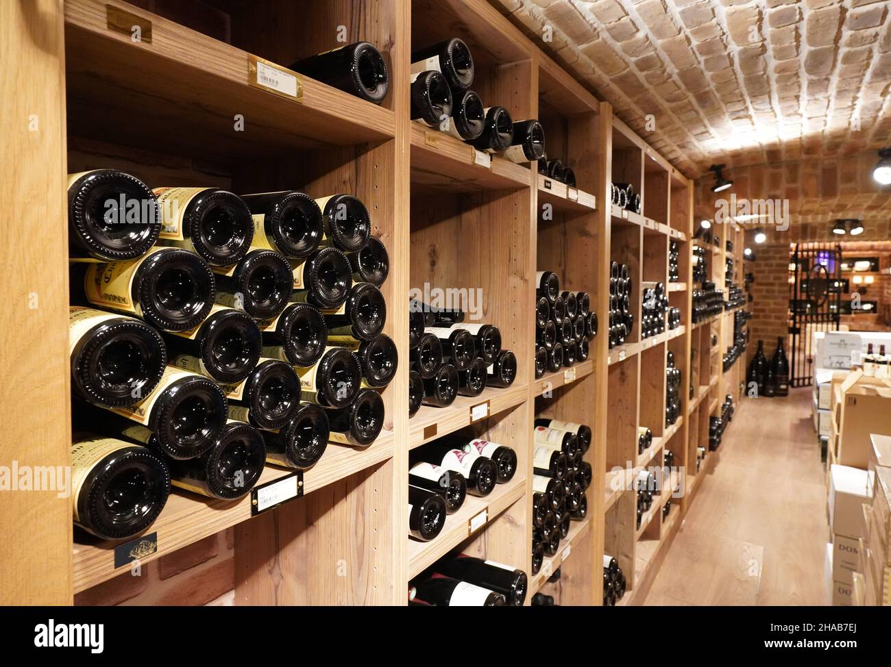 Hambourg, Allemagne.30th novembre 2021.Des bouteilles de vin rouge se trouvent sur des étagères dans la cave à vin de l'hôtel de luxe « Vier Jahreszeiten » de Hambourg.L'hôtel du Binnenalster célèbre son anniversaire de 125th l'année prochaine.(À dpa: 100 000 bouteilles: Cave à vin du 'Vier Jahreszeiten' rénové) crédit: Marcus Brandt/dpa/Alay Live News Banque D'Images