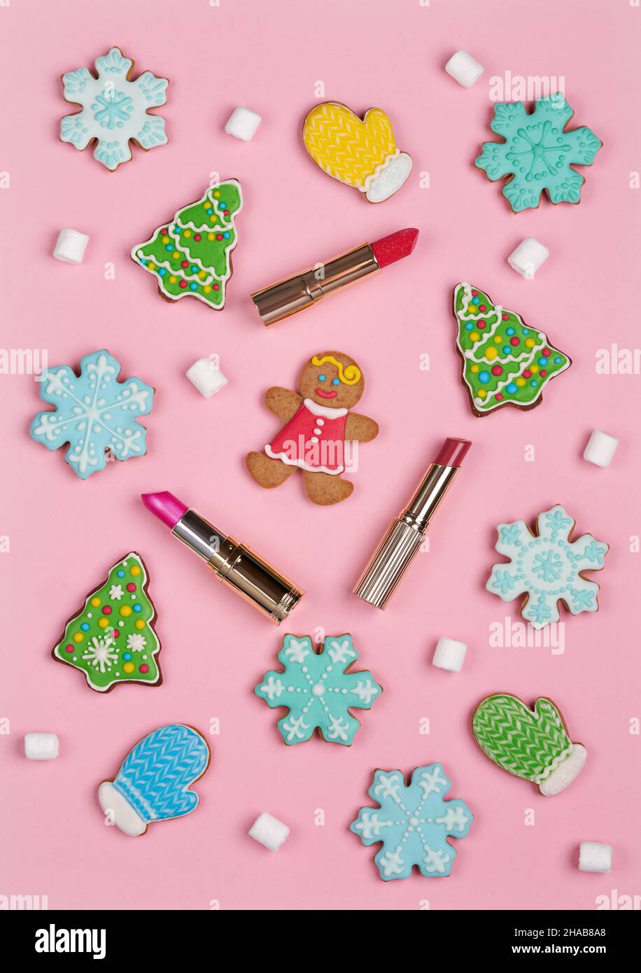 Ensemble de biscuits de Noël.Biscuits au gingembre isolés avec décoration sur fond coloré.Cadeau de vacances doux et délicieux.Ginger Man, arbre de Noël, sn Banque D'Images