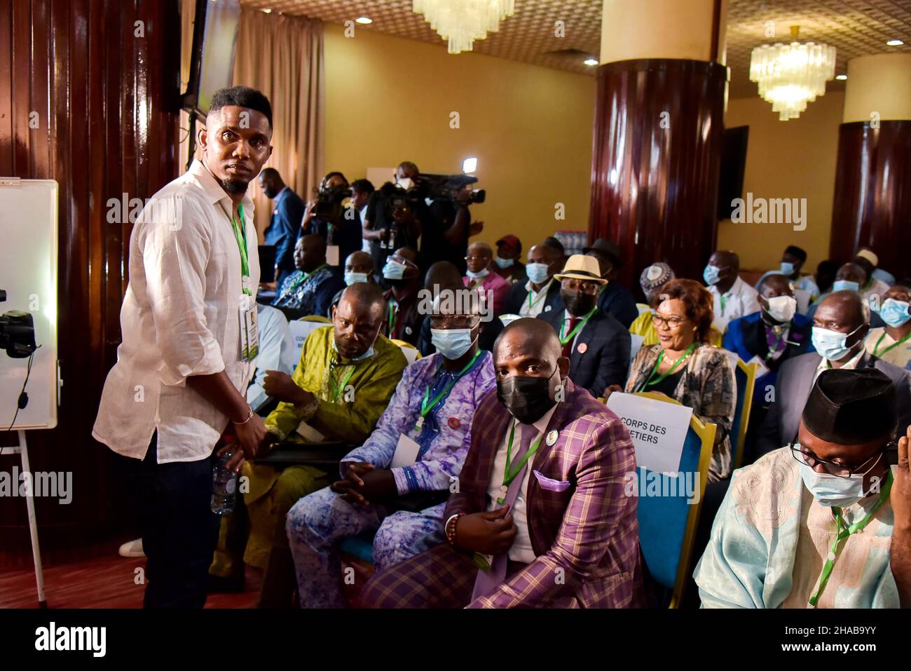 (211212) -- YAOUNDÉ, 12 décembre 2021 (Xinhua) -- Samuel ETO'o (L) réagit avant le vote à Yaoundé, Cameroun, 11 décembre 2021.La Fédération de football du Cameroun a élu samedi la légende du football Samuel ETO'o pour gérer les affaires de l'organe directeur du football pour une période de quatre ans.(Photo de Kepseu/Xinhua) Banque D'Images