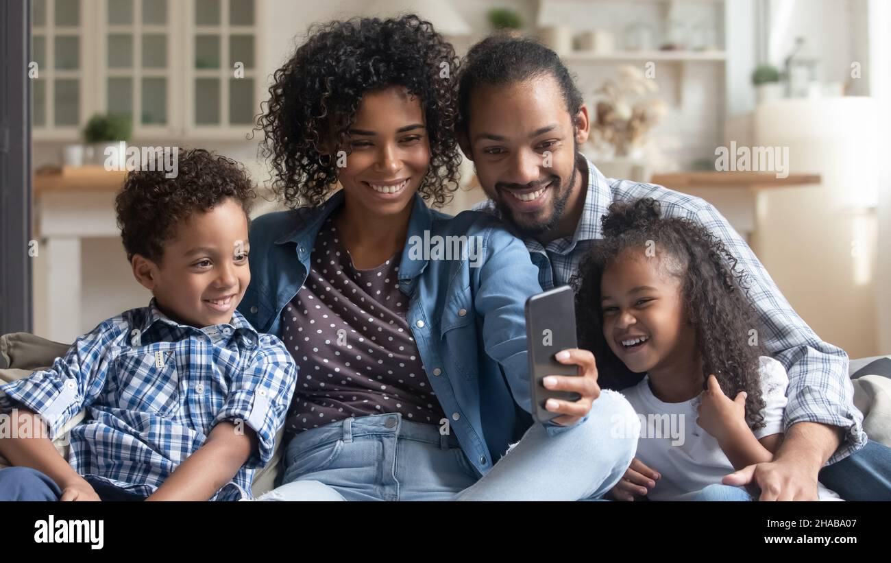 Famille africaine s'amuser utiliser la nouvelle application mobile sur smartphone Banque D'Images