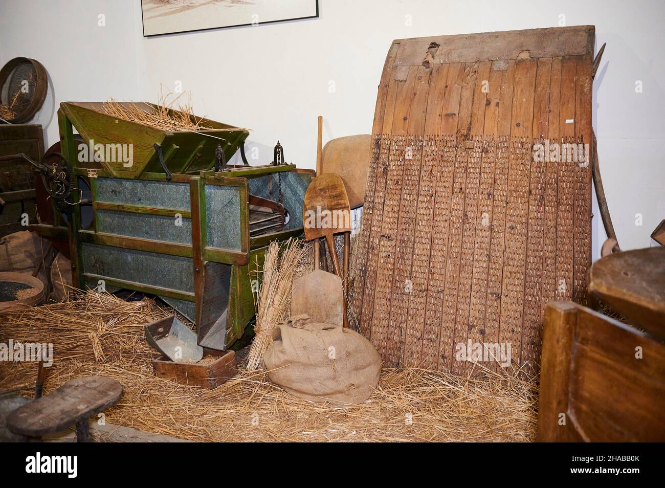 Vieux outils agricoles dans le musée ethnographique d'Artziniega, Alava, pays Basque, Euskadi, Euskal Herria,Espagne, Europe Banque D'Images