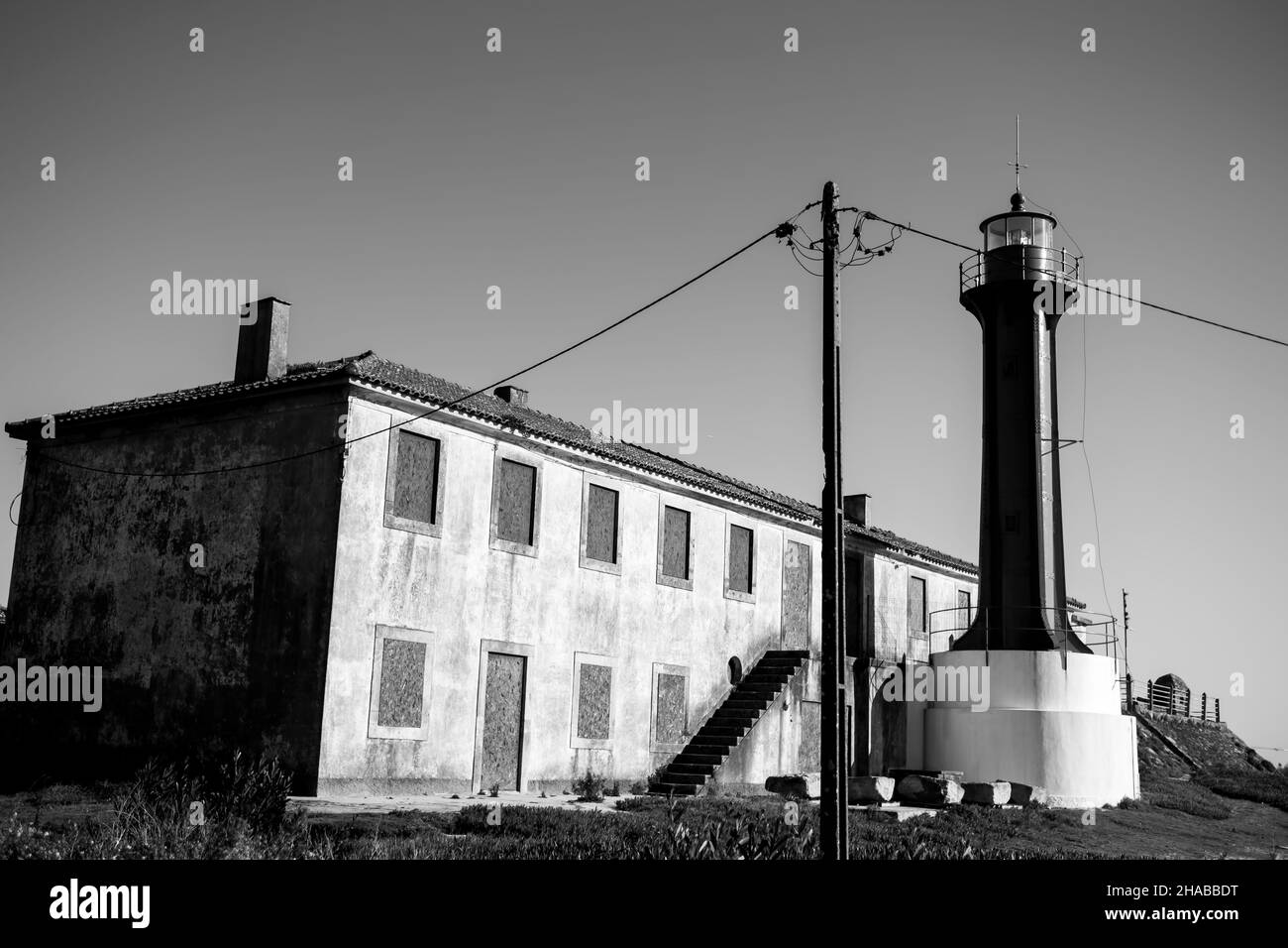 Phare du Farol de Esposende sur les côtes d'Esposende, Portugal.Photo en noir et blanc. Banque D'Images