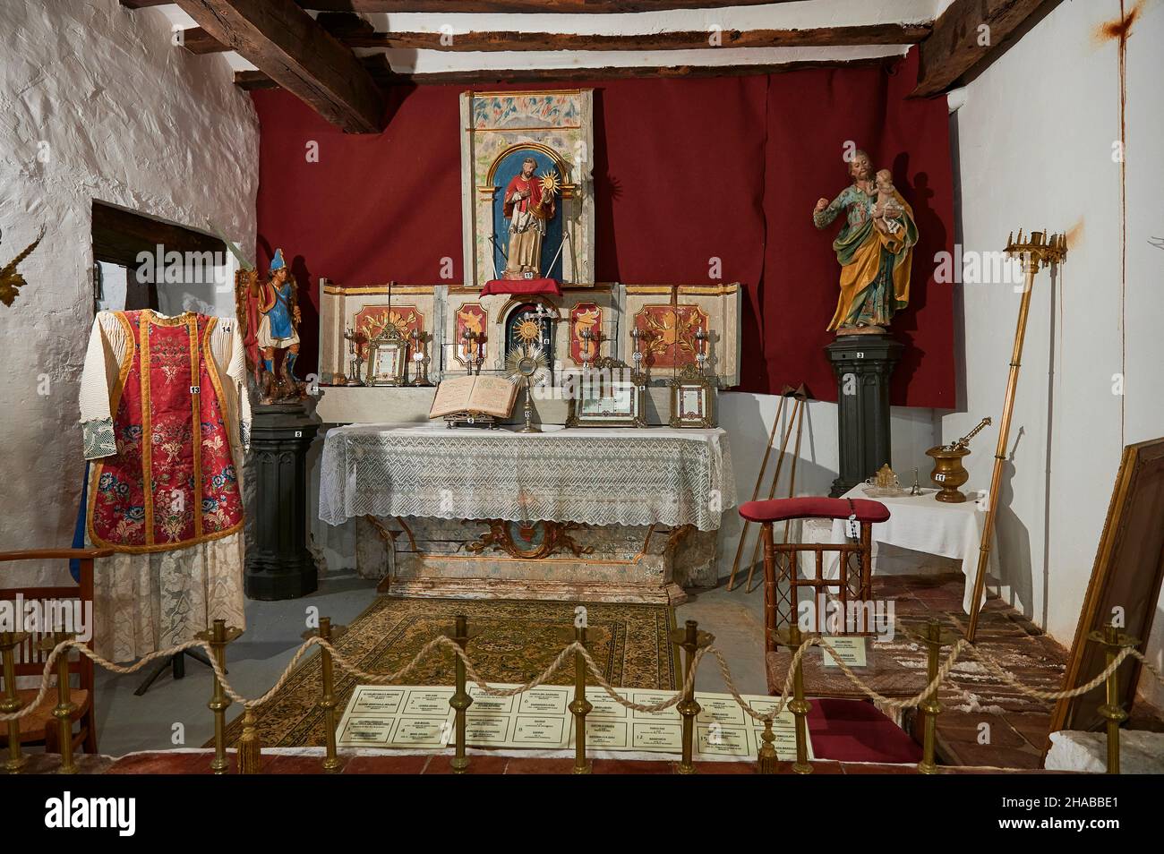 Objets religieux dans le musée de notre-Dame du Chêne (Nuestra Señora de la Encina) Artziniega, Alava, pays Basque; Euskadi, Eskal Herria,Espagne, Banque D'Images