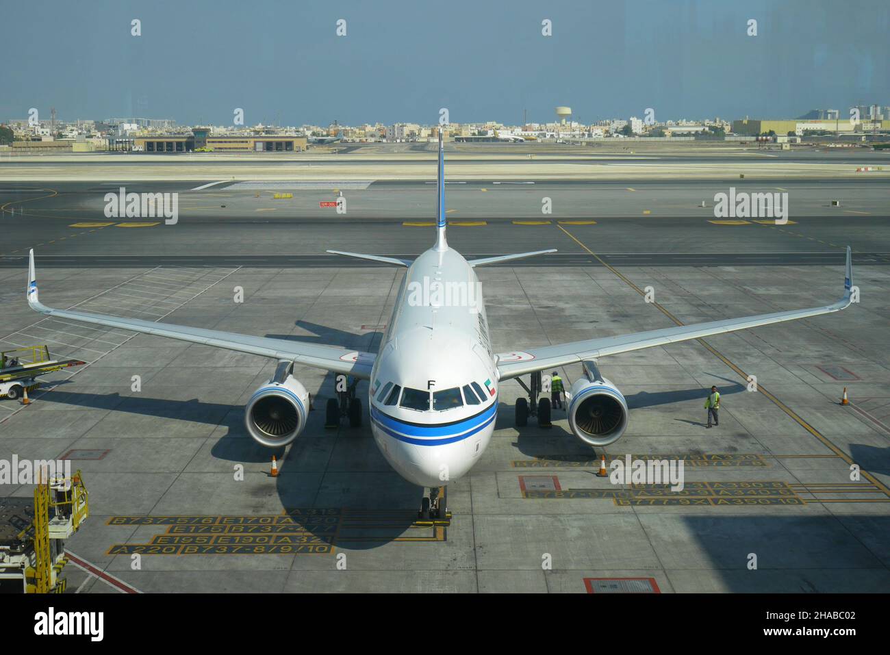 Kuwait Airlines Airbus A320 Neo sur le stand de l'aéroport international de Bahreïn, Muharraq, Royaume de Bahreïn Banque D'Images
