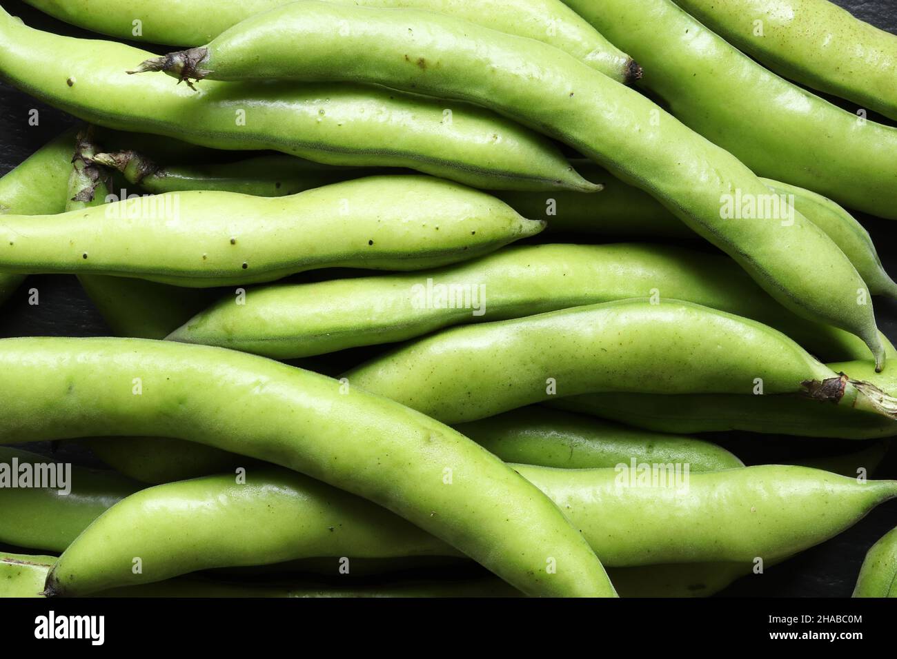 Photographie d'un tas de fèves dans des gousses pour l'arrière-plan de la nourriture Banque D'Images