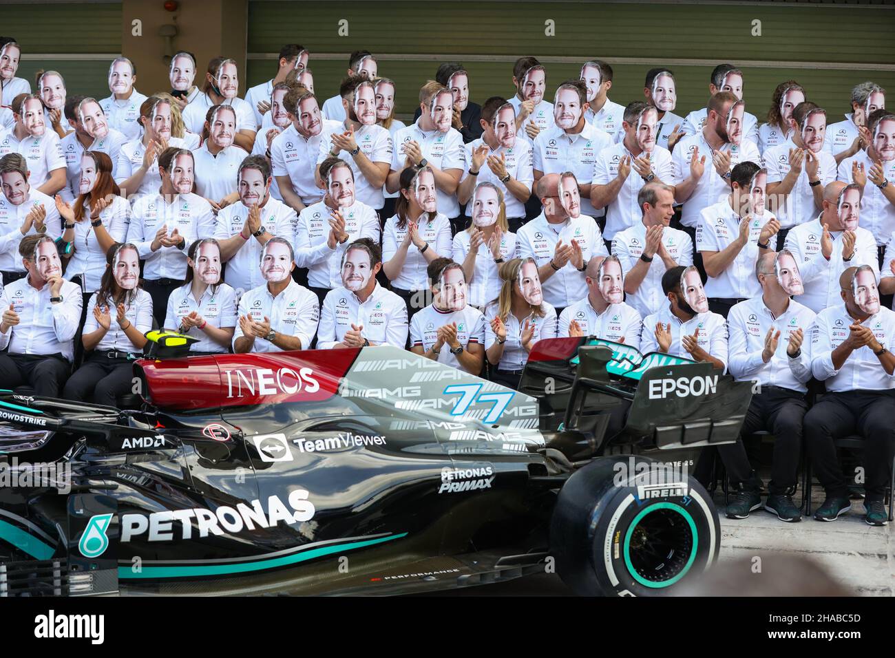 Yas Island, Émirats arabes Unis.12th décembre 2021.Photo de l'écurie avec un masque de BOTTAS Valtteri (fin), Mercedes AMG F1 GP W12 E Performance, portrait lors du Grand Prix 1 Etihad Airways Abu Dhabi de Formule 2021, 22th tour du Championnat du monde Formule 1 FIA 2021 du 10 au 12 décembre 2021 sur le circuit Yas Marina,À l'île de Yas, Abu Dhabi - photo: Antonin Vincent/DPPI/LiveMedia crédit: Independent photo Agency/Alay Live News Banque D'Images