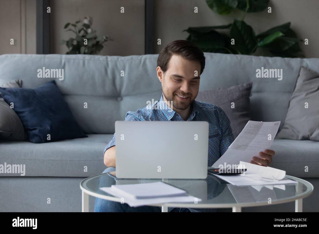 Les hommes paient des factures Profitez du confort e-paiement par e-banque sur ordinateur portable Banque D'Images