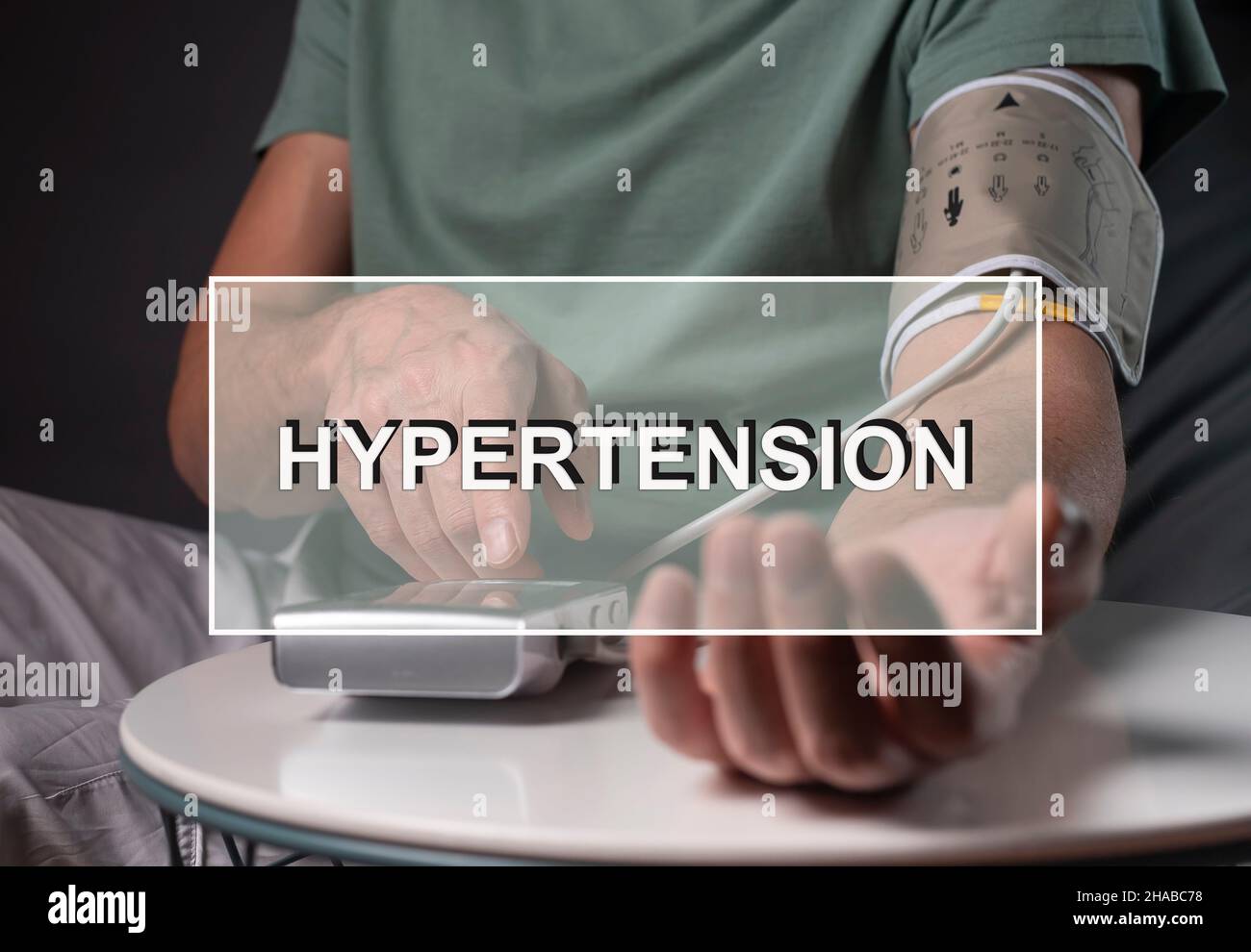 Mot d'hypertension avec tonomètre.Notion : hypertension artérielle. Banque D'Images
