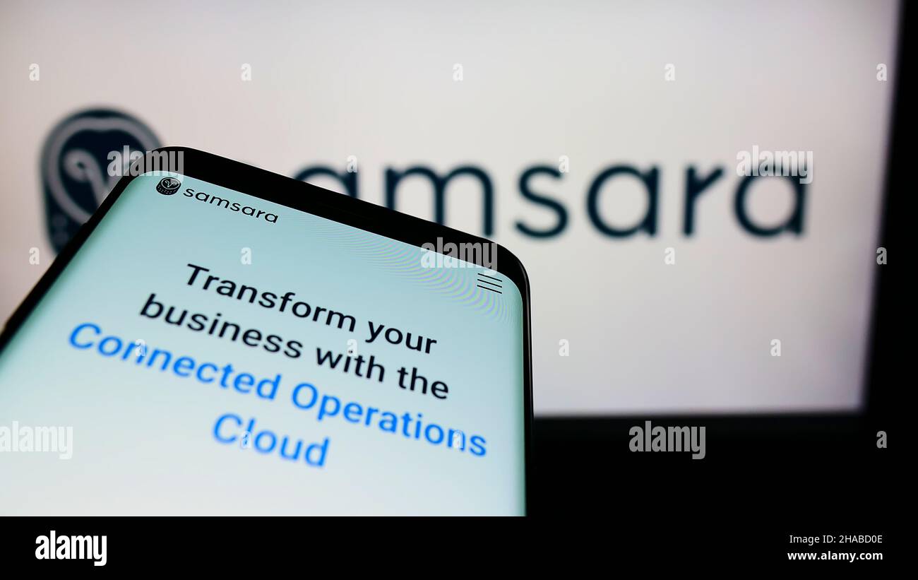 Smartphone avec le site Web de la société américaine de logiciels de cloud Samsara Inc. À l'écran devant le logo de l'entreprise.Faites la mise au point dans le coin supérieur gauche de l'écran du téléphone. Banque D'Images