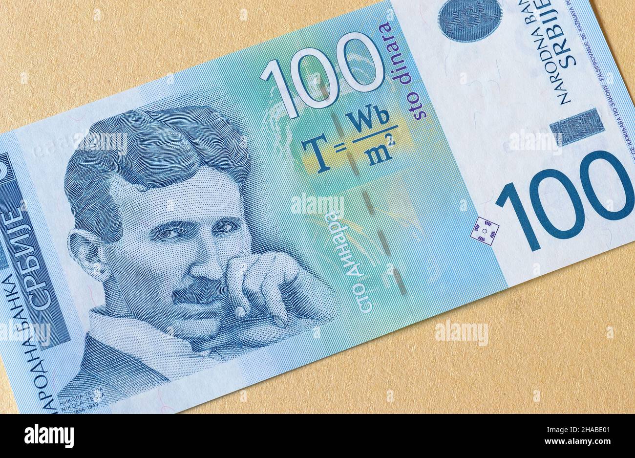 Contre le projet de loi sur papier de 100 dinars non distribués publié par la Serbie, qui montre le portrait du scientifique Nikola Tesla Banque D'Images