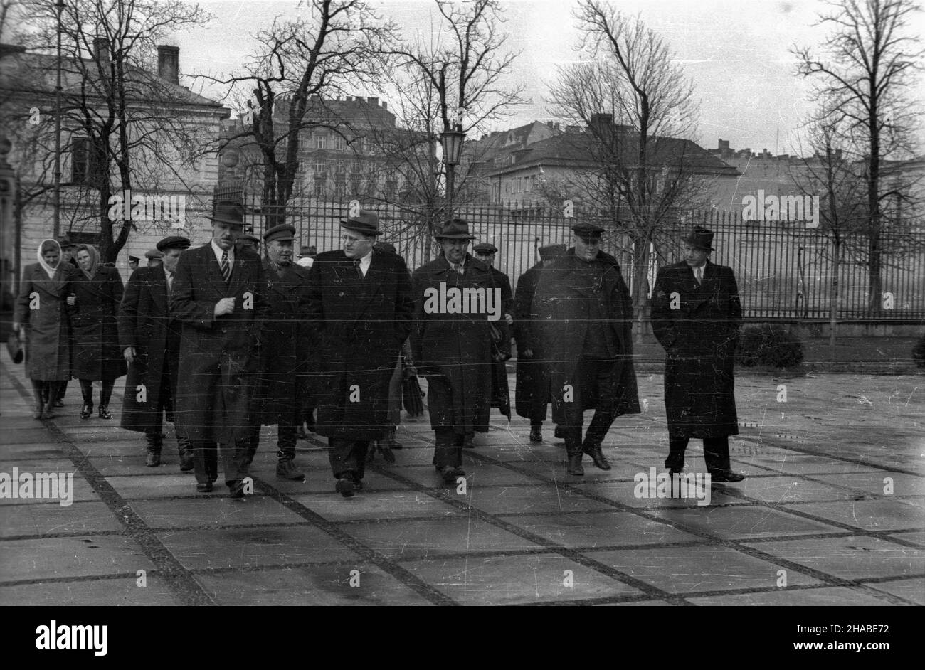 Varsovie, 1949-04-13.W dniach 2-14 kwietnia przebywa³a W Polsce delegacja ko³choŸników radzieckich.Spotkanie z prezydentem Boles³awem Bierutem W Belwederze.W pierwszym rzêdzie id¹: cz³onek Biura Organizacyjnego Komitetu Centralnego i kierowik Wydzia³u Rolnego Komitetu Centralnego Polskiej Zjednoczonej Partii Robotniczej (KC PZPR) Hilary Che³chowski (1L), ambabasador zobkowzzow Polskiej 2L (przewodnicz¹cy przewodnicz¹cy ko³chozu) tebazidycziej poldaka (3L), tebachedziedowka zpowki (Kc PaŸdziernika).W g³êbi od lewej: Dojarka z ko³chozu Czerwona Gwiazda Maria Sawczenko, ko³choŸnica z Banque D'Images