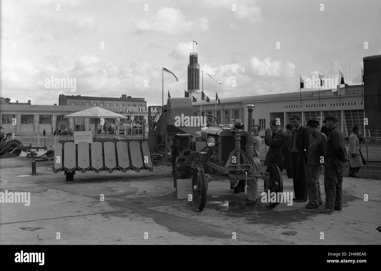 Poznañ, 1949-04-23.XXII Miêdzynarodowe Targi Poznañskie (23 IV-10 V).NZ. Radziecki traktor U 1 i kombajn do lnu. wb PAPPoznan, 23 avril 1949.Foire internationale de Poznan en 22nd (du 23 avril au 10 mai).Photo : un tracteur Union soviétique U 1 et une récolteuse de lin. wb PAP Banque D'Images