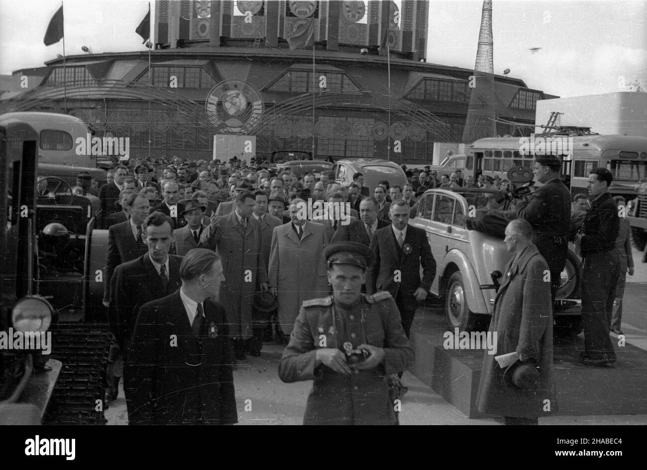 Poznañ, 1949-04-23.XXII Miêdzynarodowe Targi Poznañskie (23 IV-10 V).Uroczystoœæ otwarcia targów.Delegacja rz¹dowa z wicepremierem Hilarym Mincem (C) zwiedza wystawê.NZ. w g³êbi Pawilon Radziecki. wb PAPPoznan, 23 avril 1949.Foire internationale de Poznan en 22nd (du 23 avril au 10 mai).Cérémonie d'ouverture de la foire.Une délégation gouvernementale avec le vice-premier ministre Hilary Minc (au centre) en visite à la foire.Photo : en arrière-plan, le Pavillon soviétique. wb PAP Banque D'Images