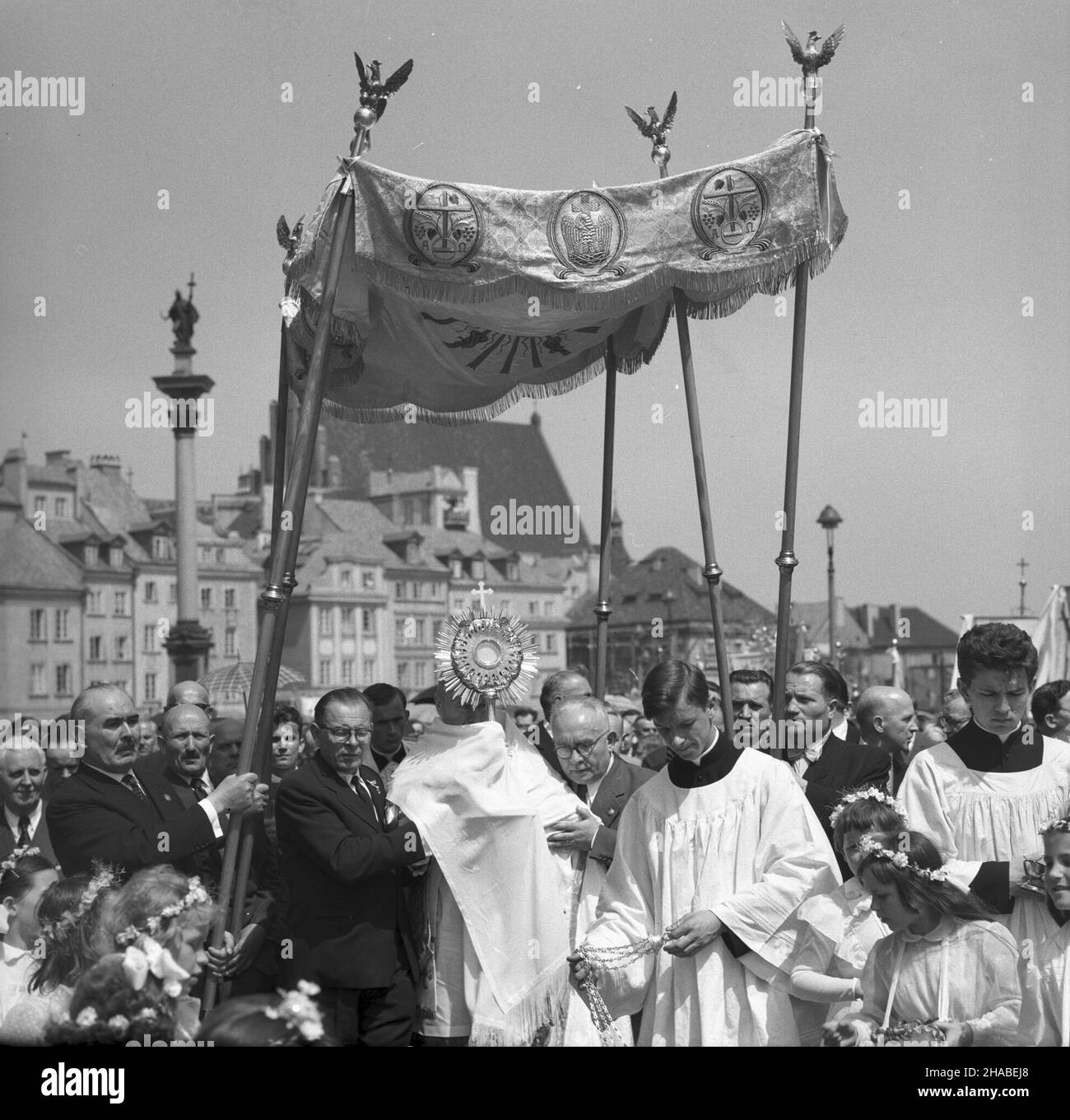 Varsovie 28.05.1959.Uroczystoœæ Najœwiêtszego Cia³a i Krwi Pañskiej - œwiêto Bo¿ego Cia³a.NZ. Procesja z Najœwiêtszym Sakramentem niesionym przez prymasa Polski kardyna³a Stefana Wyszyñskiego na ul.Krakowskie Przedmieœcie.W g³êbi plac Zamkowy i Stare Miasto. mta PAP/Andrzej Kossobudzki Or³owskiVarsovie 28 mai 1964.Corpus Christi, le corps le plus Saint et le sang du Christ célébration.Photo : la procession avec le Saint Sacrement portée par le primat polonais, le cardinal Stefan Wyszynski, dans la rue Krakowskie Przedmiescie.En arrière-plan, place Zamkowy et la vieille ville. mta PAP/and Banque D'Images