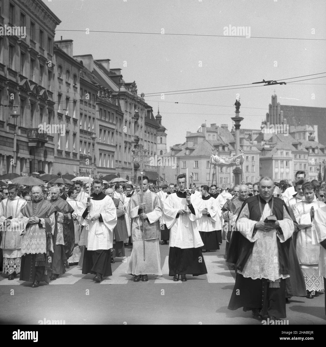 Varsovie 28.05.1964.Uroczystoœæ Najœwiêtszego Cia³a i Krwi Pañskiej - œwiêto Bo¿ego Cia³a.NZ. Procesja z Najœwiêtszym Sakramentem na ul.Krakowskie Przedmieœcie.W g³êbi plac Zamkowy i Stare Miasto. mta PAP/Andrzej Kossobudzki Or³owskiVarsovie 28 mai 1964.Corpus Christi, le corps le plus Saint et le sang du Christ célébration.Procession avec la Sainte Scrament à la rue Krakowskie Przedmiescie.En arrière-plan, la place Zamkowy et la vieille ville. mta PAP/Andrzej Kossobudzki Orlowski Banque D'Images