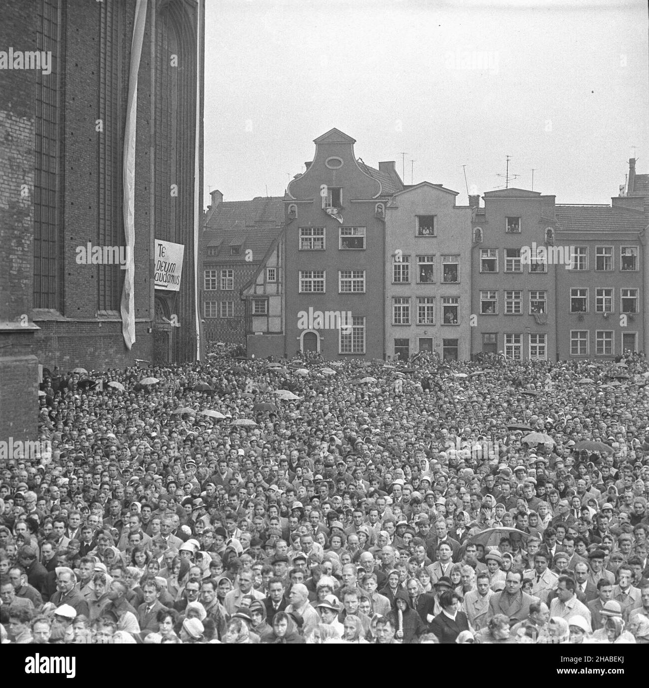 Gdañsk 29.05.1966.Msza œwiêta odprawiana podczas uroczystoœci Tysi¹clecia Chrztu Polski przed bazylik¹ pw.Wniebowziêcia Najœwiêtszej Marii Panny W Gdañsku (G³ówne Miasto). mta PAP/Andrzej Kossobudzki Or³owskiGdansk 29 mai 1966.Messe marquant le millénaire du Baptême de la Pologne devant la basilique Sainte-Marie-Assomption à Gdansk (ville principale). mta PAP/Andrzej Kossobudzki Orlowski Banque D'Images