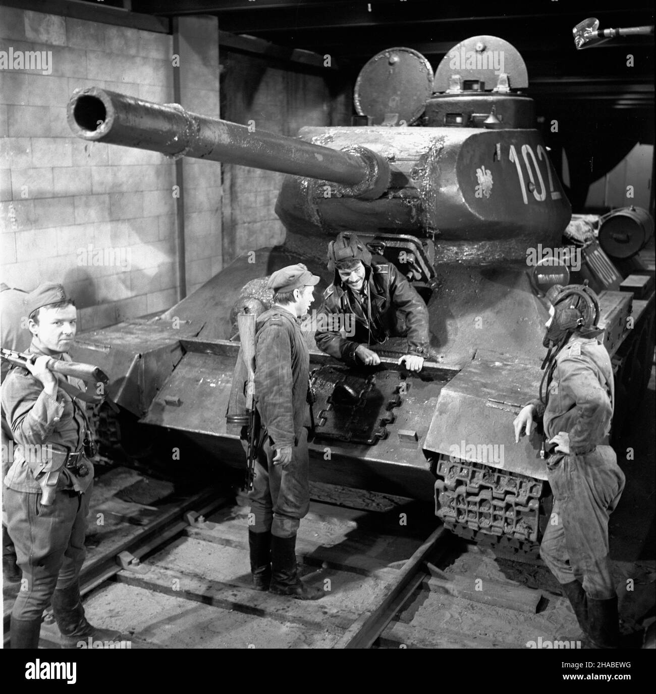 Polska, 1969.Série: Czterej pancerni i pies zrealizowany na podstawie ksi¹¿ki i scenariusza Janusza Przymanowskiego przedstawia³ wojenne losy za³ogi czo³gu Rudy i psa Szarika.Série by³ krêcony W latach 1966-1970 W trzech seriach.Wszystkie 21 odcinków serialu wyre¿yserowa³ Konrad Na³êcki.W mêskich rolach g³ównych (za³oga) wyst¹pili : Roman Wilhelmi (Olgierd Jarosz), Franciszek Pieczka (Gustaw Jeleñ – Gustalik), Janusz Gajos (Jan Kos - Janek), W³odzimierz Press (Gregorij Saakaszwili - Grzeœ), Wies³aw Go³as (Tomasz Czereœniak – Tomuœ).G³ówne rôle kobiece interpretowa³y: Pola Raksa (Marusia) Banque D'Images