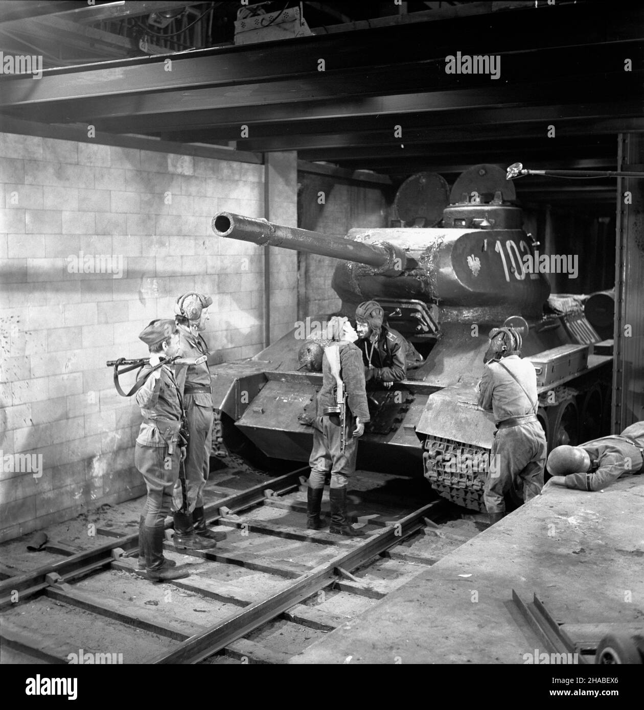 Polska, 1969.Série: Czterej pancerni i pies zrealizowany na podstawie ksi¹¿ki i scenariusza Janusza Przymanowskiego przedstawia³ wojenne losy za³ogi czo³gu Rudy i psa Szarika.Série by³ krêcony W latach 1966-1970 W trzech seriach.Wszystkie 21 odcinków serialu wyre¿yserowa³ Konrad Na³êcki.W mêskich rolach g³ównych (za³oga) wyst¹pili : Roman Wilhelmi (Olgierd Jarosz), Franciszek Pieczka (Gustaw Jeleñ – Gustalik), Janusz Gajos (Jan Kos - Janek), W³odzimierz Press (Gregorij Saakaszwili - Grzeœ), Wies³aw Go³as (Tomasz Czereœniak – Tomuœ).G³ówne rôle kobiece interpretowa³y: Pola Raksa (Marusia) Banque D'Images