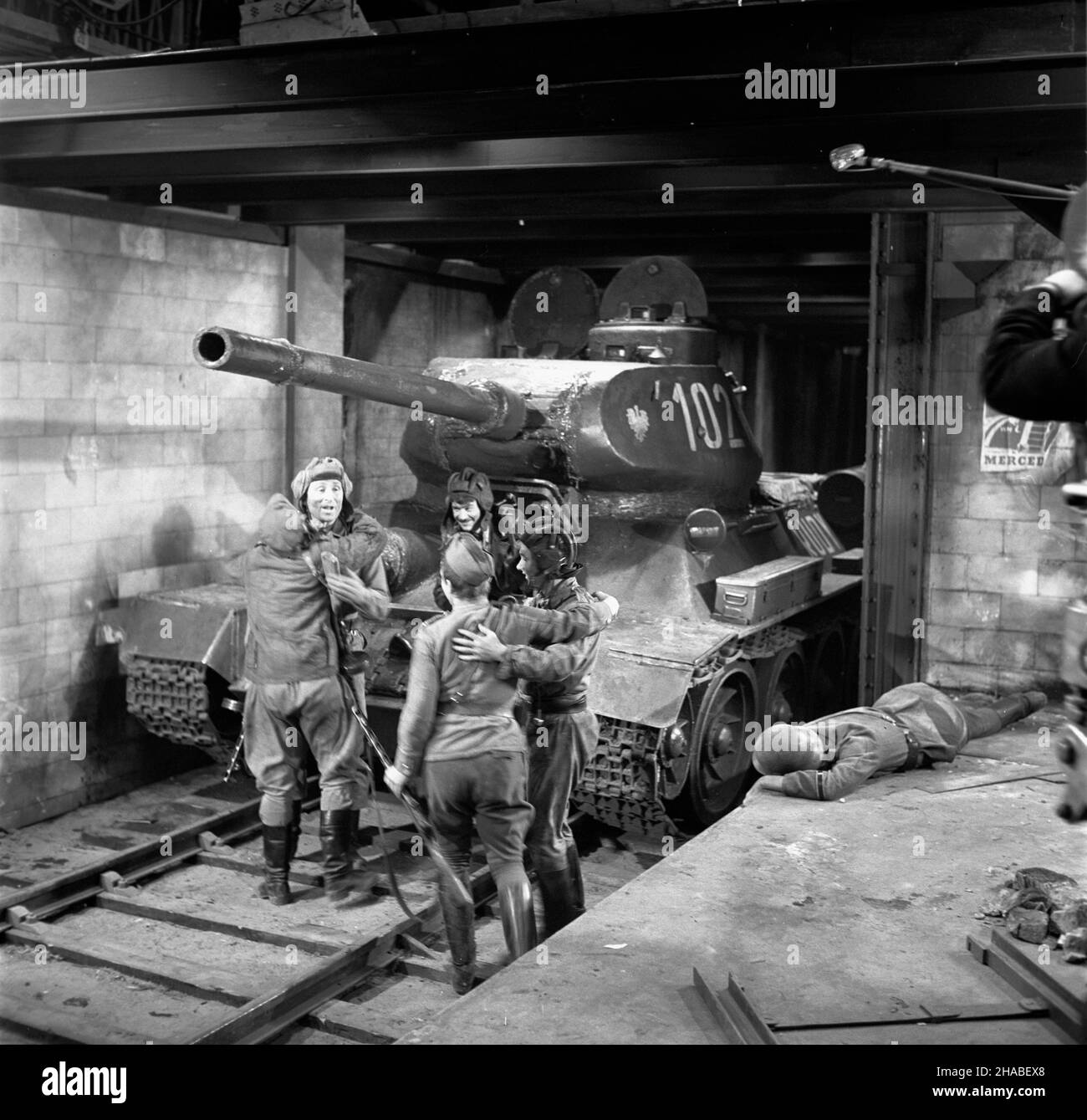 Polska, 1969.Série: Czterej pancerni i pies zrealizowany na podstawie ksi¹¿ki i scenariusza Janusza Przymanowskiego przedstawia³ wojenne losy za³ogi czo³gu Rudy i psa Szarika.Série by³ krêcony W latach 1966-1970 W trzech seriach.Wszystkie 21 odcinków serialu wyre¿yserowa³ Konrad Na³êcki.W mêskich rolach g³ównych (za³oga) wyst¹pili : Roman Wilhelmi (Olgierd Jarosz), Franciszek Pieczka (Gustaw Jeleñ – Gustalik), Janusz Gajos (Jan Kos - Janek), W³odzimierz Press (Gregorij Saakaszwili - Grzeœ), Wies³aw Go³as (Tomasz Czereœniak – Tomuœ).G³ówne rôle kobiece interpretowa³y: Pola Raksa (Marusia) Banque D'Images