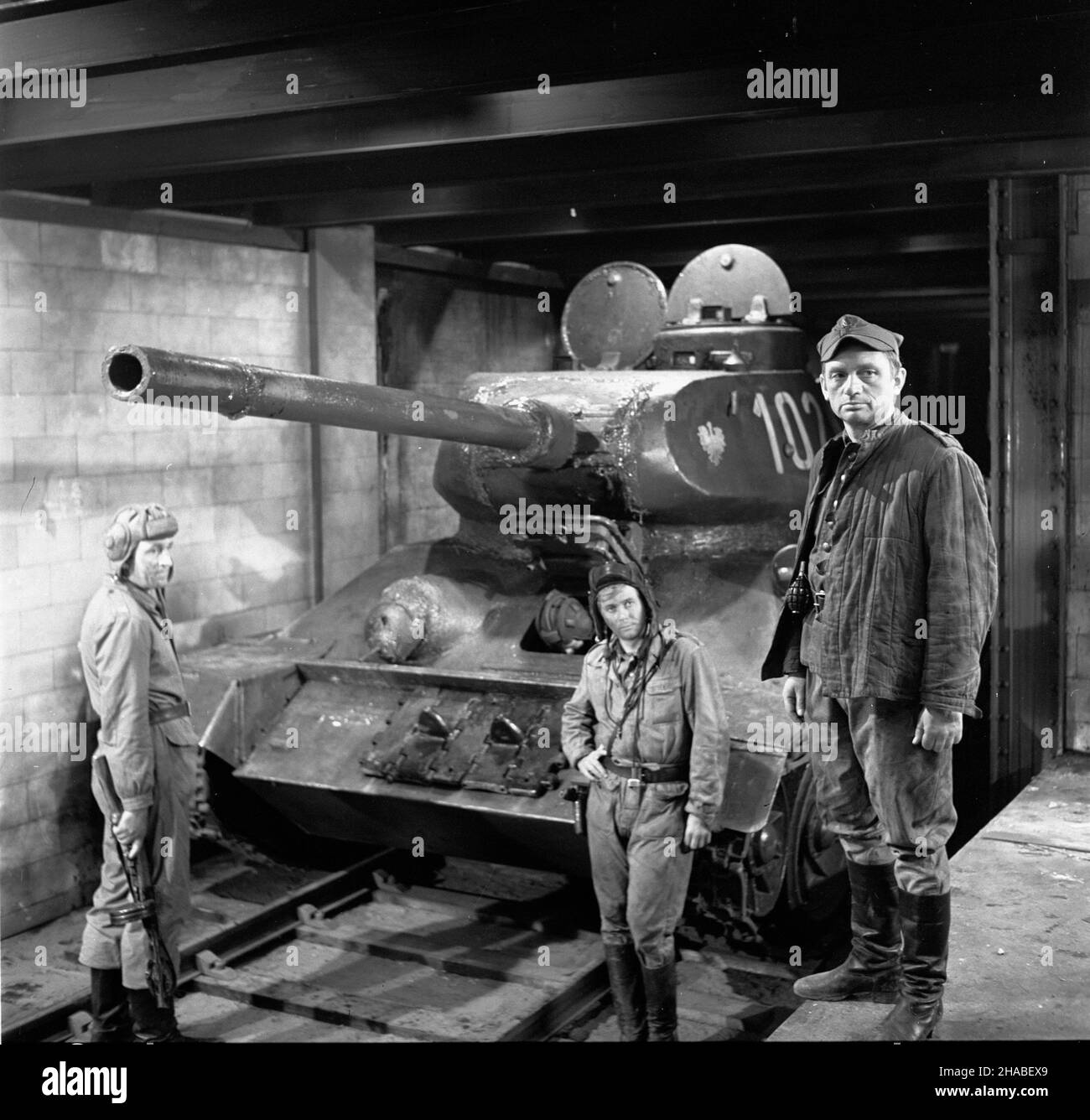 Polska, 1969.Série: Czterej pancerni i pies zrealizowany na podstawie ksi¹¿ki i scenariusza Janusza Przymanowskiego przedstawia³ wojenne losy za³ogi czo³gu Rudy i psa Szarika.Série by³ krêcony W latach 1966-1970 W trzech seriach.Wszystkie 21 odcinków serialu wyre¿yserowa³ Konrad Na³êcki.W mêskich rolach g³ównych (za³oga) wyst¹pili : Roman Wilhelmi (Olgierd Jarosz), Franciszek Pieczka (Gustaw Jeleñ – Gustalik), Janusz Gajos (Jan Kos - Janek), W³odzimierz Press (Gregorij Saakaszwili - Grzeœ), Wies³aw Go³as (Tomasz Czereœniak – Tomuœ).G³ówne rôle kobiece interpretowa³y: Pola Raksa (Marusia) Banque D'Images