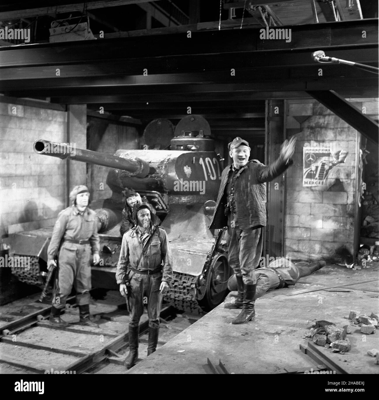 Polska, 1969.Série: Czterej pancerni i pies zrealizowany na podstawie ksi¹¿ki i scenariusza Janusza Przymanowskiego przedstawia³ wojenne losy za³ogi czo³gu Rudy i psa Szarika.Série by³ krêcony W latach 1966-1970 W trzech seriach.Wszystkie 21 odcinków serialu wyre¿yserowa³ Konrad Na³êcki.W mêskich rolach g³ównych (za³oga) wyst¹pili : Roman Wilhelmi (Olgierd Jarosz), Franciszek Pieczka (Gustaw Jeleñ – Gustalik), Janusz Gajos (Jan Kos - Janek), W³odzimierz Press (Gregorij Saakaszwili - Grzeœ), Wies³aw Go³as (Tomasz Czereœniak – Tomuœ).G³ówne rôle kobiece interpretowa³y: Pola Raksa (Marusia) Banque D'Images