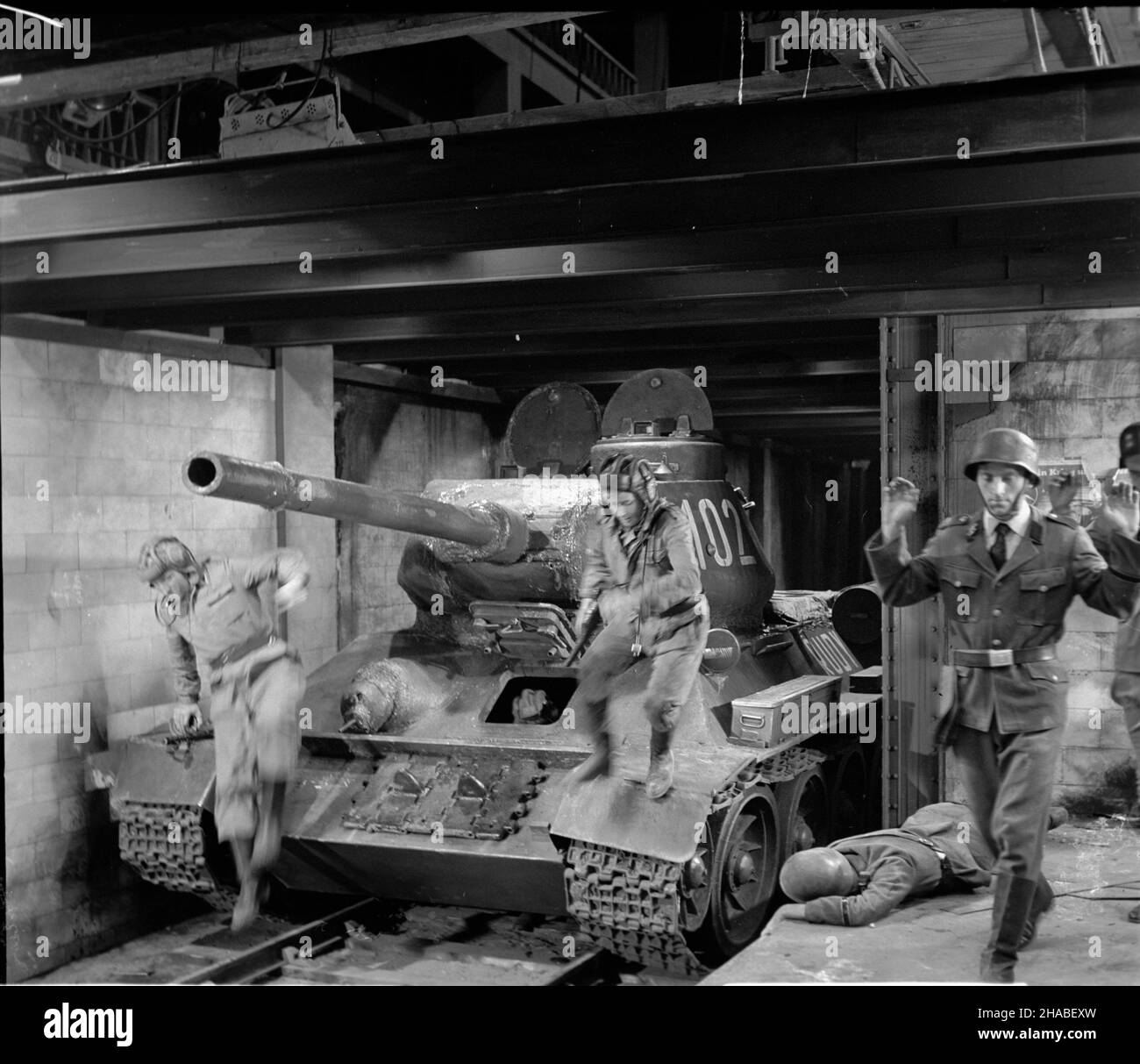 Polska, 1969.Série: Czterej pancerni i pies zrealizowany na podstawie ksi¹¿ki i scenariusza Janusza Przymanowskiego przedstawia³ wojenne losy za³ogi czo³gu Rudy i psa Szarika.Série by³ krêcony W latach 1966-1970 W trzech seriach.Wszystkie 21 odcinków serialu wyre¿yserowa³ Konrad Na³êcki.W mêskich rolach g³ównych (za³oga) wyst¹pili : Roman Wilhelmi (Olgierd Jarosz), Franciszek Pieczka (Gustaw Jeleñ – Gustalik), Janusz Gajos (Jan Kos - Janek), W³odzimierz Press (Gregorij Saakaszwili - Grzeœ), Wies³aw Go³as (Tomasz Czereœniak – Tomuœ).G³ówne rôle kobiece interpretowa³y: Pola Raksa (Marusia) Banque D'Images