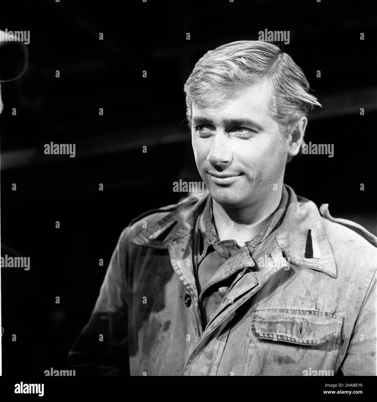 Polska, 1969.Série: Czterej pancerni i pies zrealizowany na podstawie ksi¹¿ki i scenariusza Janusza Przymanowskiego przedstawia³ wojenne losy za³ogi czo³gu Rudy i psa Szarika.Série by³ krêcony W latach 1966-1970 W trzech seriach.Wszystkie 21 odcinków serialu wyre¿yserowa³ Konrad Na³êcki.W mêskich rolach g³ównych (za³oga) wyst¹pili : Roman Wilhelmi (Olgierd Jarosz), Franciszek Pieczka (Gustaw Jeleñ – Gustalik), Janusz Gajos (Jan Kos - Janek), W³odzimierz Press (Gregorij Saakaszwili - Grzeœ), Wies³aw Go³as (Tomasz Czereœniak – Tomuœ).G³ówne rôle kobiece interpretowa³y: Pola Raksa (Marusia) Banque D'Images