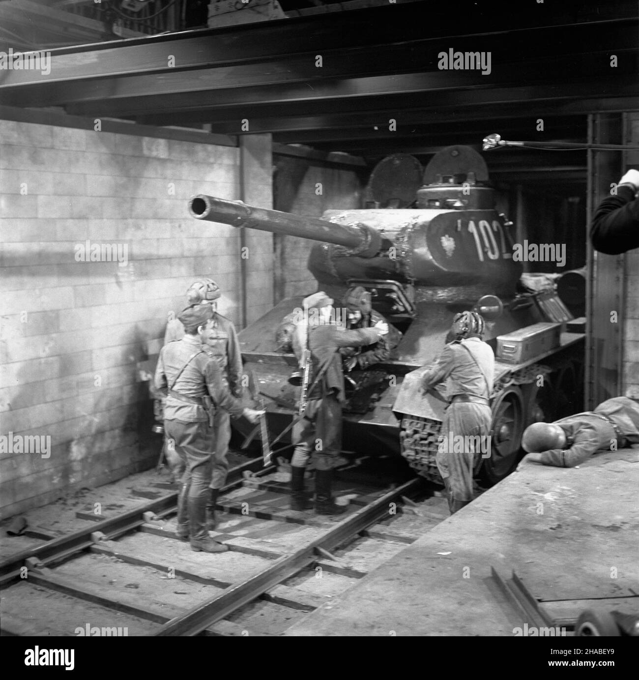 Polska, 1969.Série: Czterej pancerni i pies zrealizowany na podstawie ksi¹¿ki i scenariusza Janusza Przymanowskiego przedstawia³ wojenne losy za³ogi czo³gu Rudy i psa Szarika.Série by³ krêcony W latach 1966-1970 W trzech seriach.Wszystkie 21 odcinków serialu wyre¿yserowa³ Konrad Na³êcki.W mêskich rolach g³ównych (za³oga) wyst¹pili : Roman Wilhelmi (Olgierd Jarosz), Franciszek Pieczka (Gustaw Jeleñ – Gustalik), Janusz Gajos (Jan Kos - Janek), W³odzimierz Press (Gregorij Saakaszwili - Grzeœ), Wies³aw Go³as (Tomasz Czereœniak – Tomuœ).G³ówne rôle kobiece interpretowa³y: Pola Raksa (Marusia) Banque D'Images