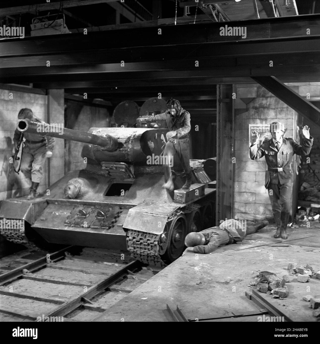 Polska, 1969.Série: Czterej pancerni i pies zrealizowany na podstawie ksi¹¿ki i scenariusza Janusza Przymanowskiego przedstawia³ wojenne losy za³ogi czo³gu Rudy i psa Szarika.Série by³ krêcony W latach 1966-1970 W trzech seriach.Wszystkie 21 odcinków serialu wyre¿yserowa³ Konrad Na³êcki.W mêskich rolach g³ównych (za³oga) wyst¹pili : Roman Wilhelmi (Olgierd Jarosz), Franciszek Pieczka (Gustaw Jeleñ – Gustalik), Janusz Gajos (Jan Kos - Janek), W³odzimierz Press (Gregorij Saakaszwili - Grzeœ), Wies³aw Go³as (Tomasz Czereœniak – Tomuœ).G³ówne rôle kobiece interpretowa³y: Pola Raksa (Marusia) Banque D'Images