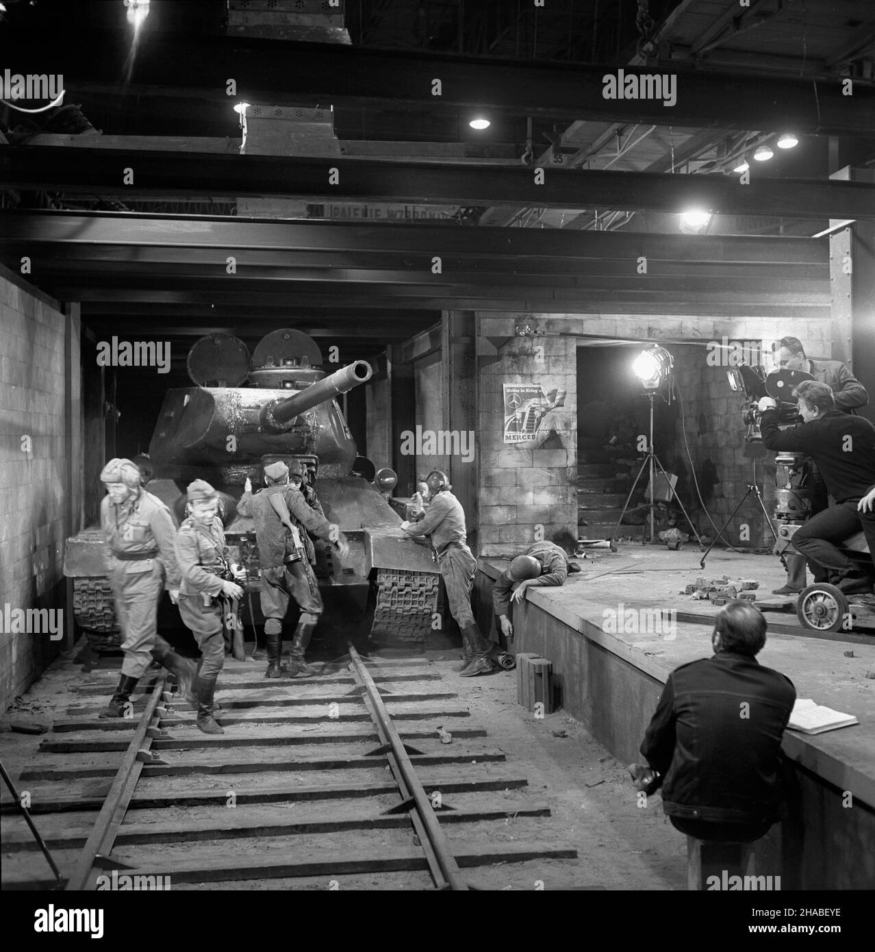 Polska, 1969.Série: Czterej pancerni i pies zrealizowany na podstawie ksi¹¿ki i scenariusza Janusza Przymanowskiego przedstawia³ wojenne losy za³ogi czo³gu Rudy i psa Szarika.Série by³ krêcony W latach 1966-1970 W trzech seriach.Wszystkie 21 odcinków serialu wyre¿yserowa³ Konrad Na³êcki.W mêskich rolach g³ównych (za³oga) wyst¹pili : Roman Wilhelmi (Olgierd Jarosz), Franciszek Pieczka (Gustaw Jeleñ – Gustalik), Janusz Gajos (Jan Kos - Janek), W³odzimierz Press (Gregorij Saakaszwili - Grzeœ), Wies³aw Go³as (Tomasz Czereœniak – Tomuœ).G³ówne rôle kobiece interpretowa³y: Pola Raksa (Marusia) Banque D'Images