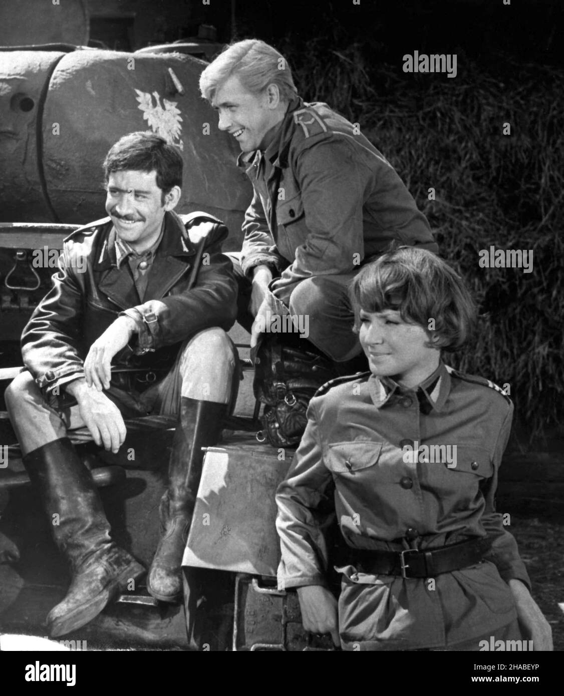 Polska, 1969.Série: Czterej pancerni i pies zrealizowany na podstawie ksi¹¿ki i scenariusza Janusza Przymanowskiego przedstawia³ wojenne losy za³ogi czo³gu Rudy i psa Szarika.Série by³ krêcony W latach 1966-1970 W trzech seriach.Wszystkie 21 odcinków serialu wyre¿yserowa³ Konrad Na³êcki.W mêskich rolach g³ównych (za³oga) wyst¹pili : Roman Wilhelmi (Olgierd Jarosz), Franciszek Pieczka (Gustaw Jeleñ – Gustalik), Janusz Gajos (Jan Kos - Janek), W³odzimierz Press (Gregorij Saakaszwili - Grzeœ), Wies³aw Go³as (Tomasz Czereœniak – Tomuœ).G³ówne rôle kobiece interpretowa³y: Pola Raksa (Marusia) Banque D'Images