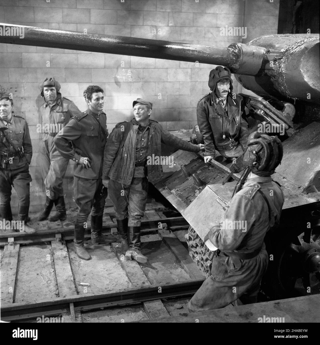 Polska, 1969.Série: Czterej pancerni i pies zrealizowany na podstawie ksi¹¿ki i scenariusza Janusza Przymanowskiego przedstawia³ wojenne losy za³ogi czo³gu Rudy i psa Szarika.Série by³ krêcony W latach 1966-1970 W trzech seriach.Wszystkie 21 odcinków serialu wyre¿yserowa³ Konrad Na³êcki.W mêskich rolach g³ównych (za³oga) wyst¹pili : Roman Wilhelmi (Olgierd Jarosz), Franciszek Pieczka (Gustaw Jeleñ – Gustalik), Janusz Gajos (Jan Kos - Janek), W³odzimierz Press (Gregorij Saakaszwili - Grzeœ), Wies³aw Go³as (Tomasz Czereœniak – Tomuœ).G³ówne rôle kobiece interpretowa³y: Pola Raksa (Marusia) Banque D'Images