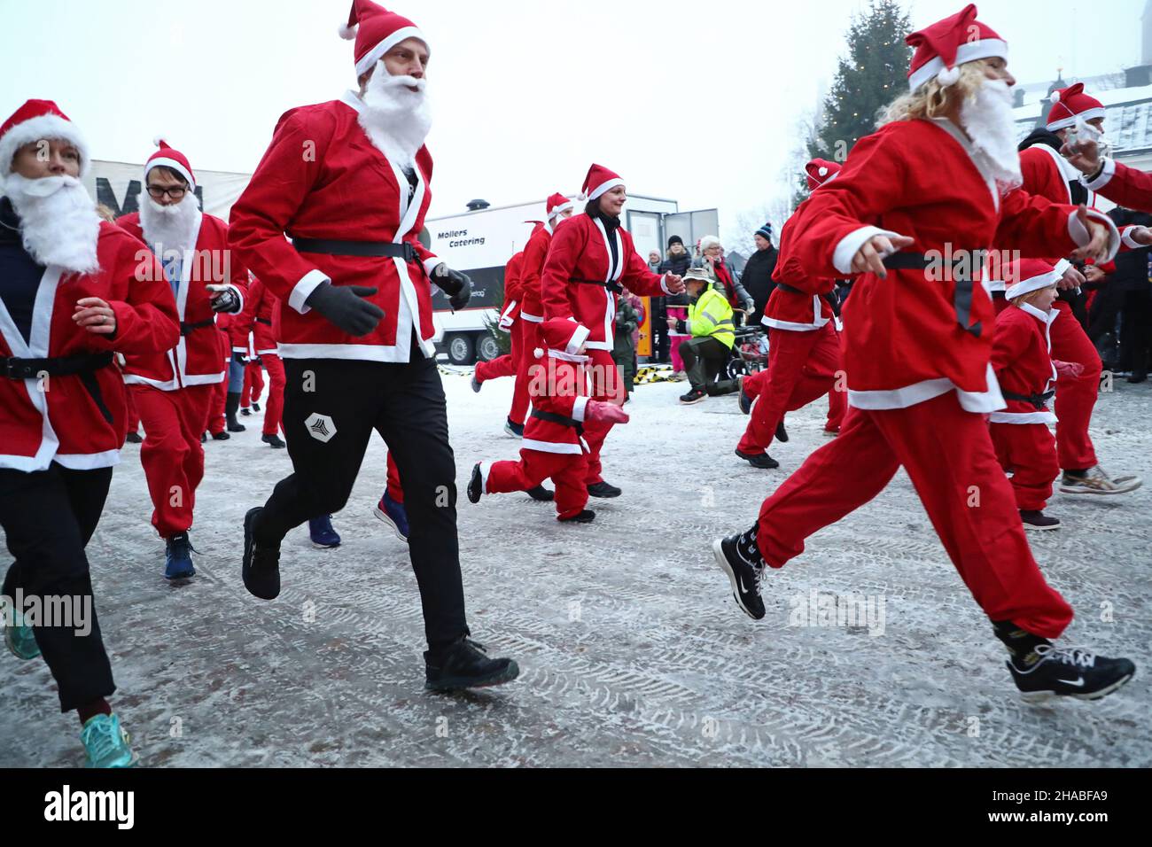 Skänninge, Suède.11th, décembre 2021.La course traditionnelle de Santa dans la ville de Skänninge, en Suède, le samedi après-midi.Crédit : Jeppe Gustafsson/Alay Live News Banque D'Images