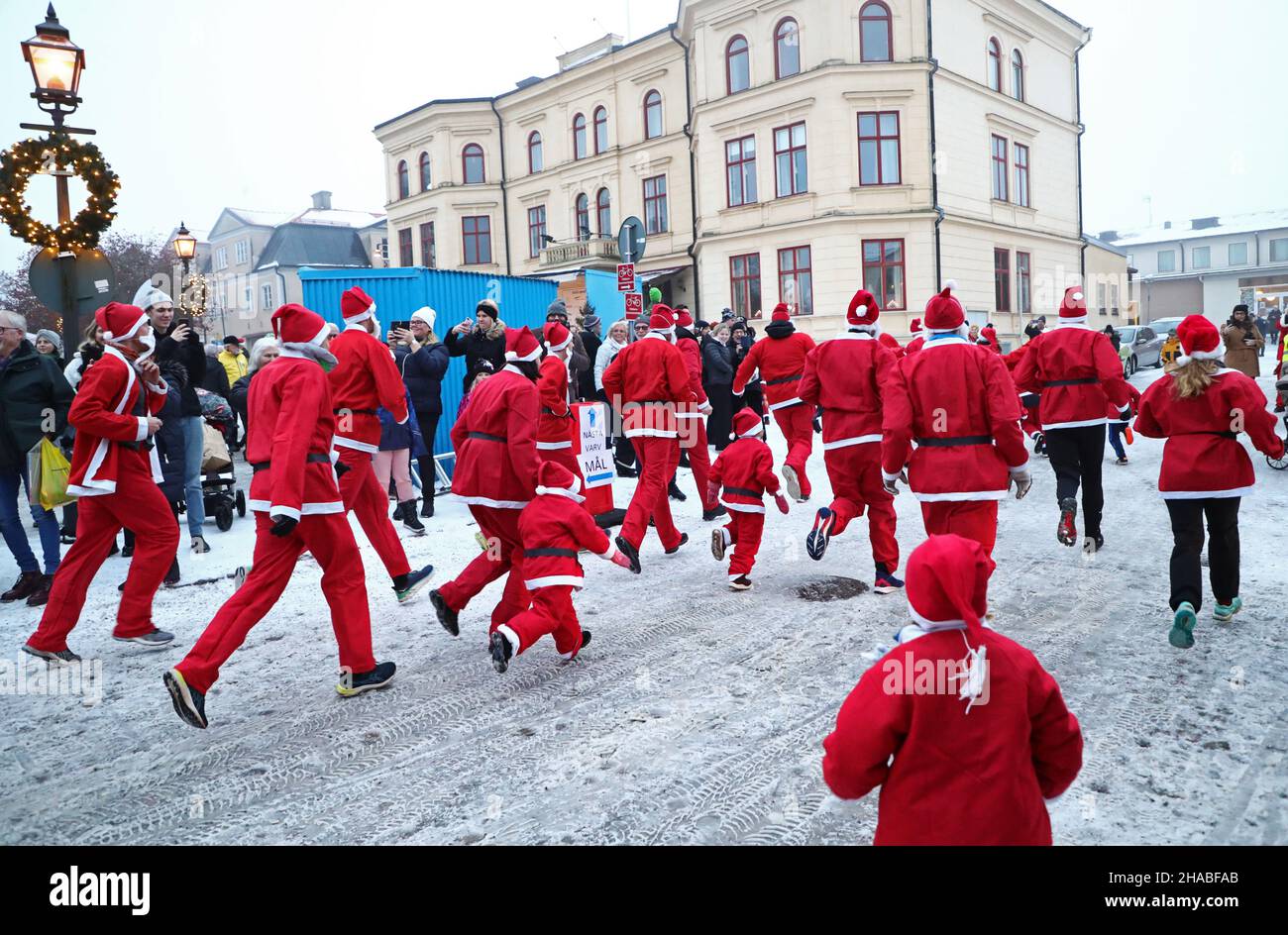 Skänninge, Suède.11th, décembre 2021.La course traditionnelle de Santa dans la ville de Skänninge, en Suède, le samedi après-midi.Crédit : Jeppe Gustafsson/Alay Live News Banque D'Images