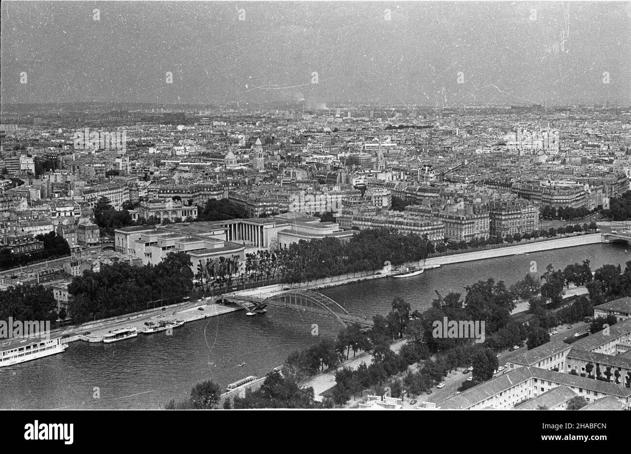 Francja, Cary¿, 1969-08.¿ temps de latence.NZ. Widok na Sekwanê z wie¿y Eiffla. mb PAP/Cezary Langda Dok³adny dzieñ wydarzenia nieustalony.France, Paris, août 1969.Paris en été.Photo : vue sur la Seine depuis la Tour Eiffel. mb PAP/Cezary Langda Banque D'Images