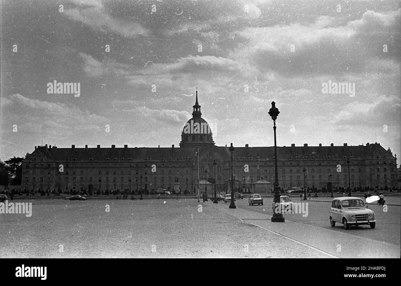 Francja, Cary¿, 1969-08.¿ temps de latence.NZ.Pa³ac Inwalidów, wybudowany W latach 1671 - 1676 z polecenia Ludwika XIVW œrodku kopu³a Koœcio³a Inwalidów, wybudowanego W latach 1680 - 1708, pod któr¹ znajduje siê sarkofag Napoleona I. mb PAP/Cezary Langda Dok³adny dzieñ wydarzenia nieustalony.France, Paris, août 1969.La ville en été.Photo : Palais des Invalides construit entre 1671 et 1676 sur ordre de Luis XIV.Au centre, le dôme de l'église construite entre 1680 et 1708.Le sarcophage contenant le corps de Napoléon Ier est situé sous le Dôme. mb PAP/Cezary Langda Banque D'Images