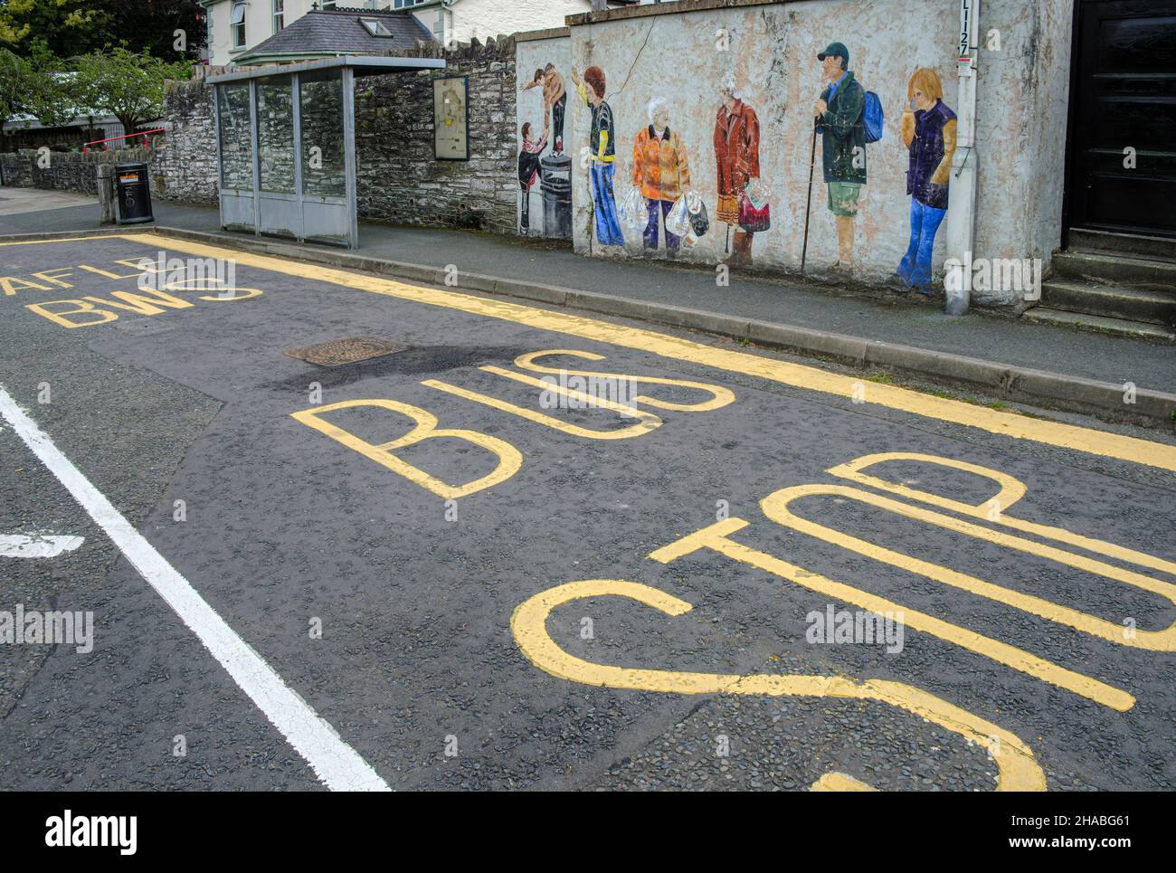 Un arrêt de bus avec une fresque représentant les gens de la région qui attendent un bus, Builth Wells, Powys, pays de Galles Banque D'Images