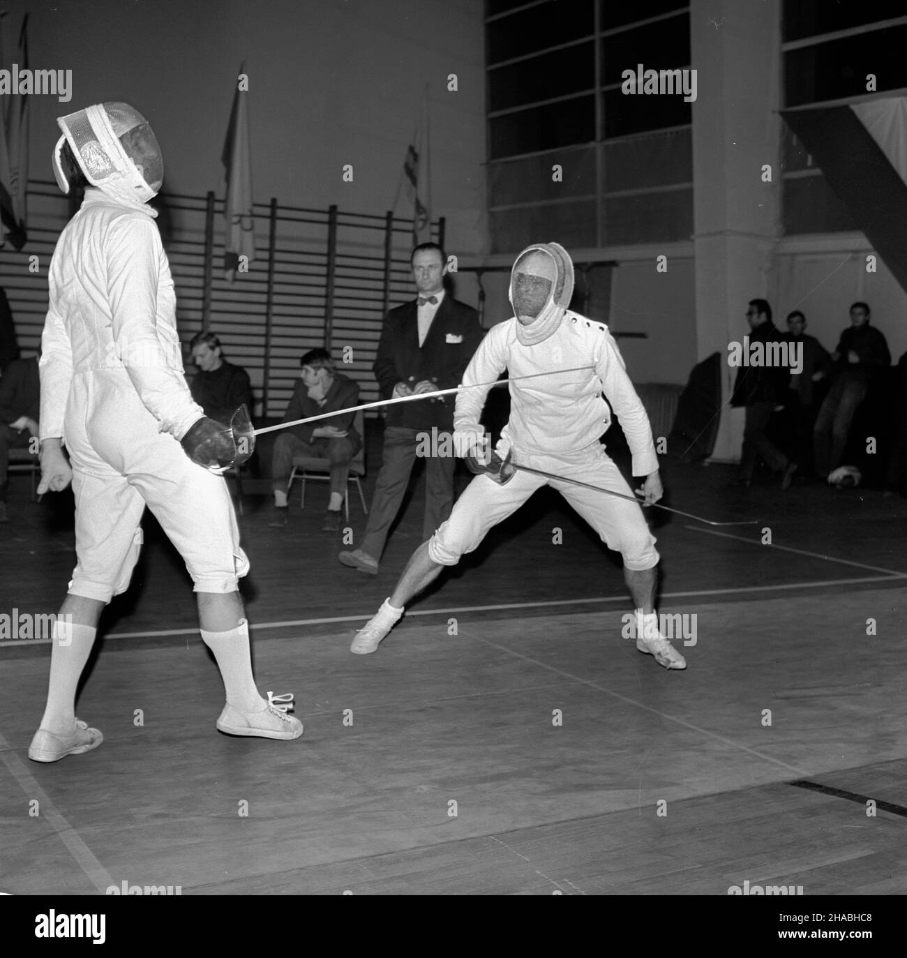 Poznañ, 1969-10-24.Ogólnopolski turniej szermierczy, pojedynek W szabli.NZ. Szermierze na planszy. Ad PAP/Zbigniew StaszyszynPoznan, octobre 24.Le tournoi national d'escrime.Photo : les concurrents. Ad PAP/Zbigniew Staszyszyn Banque D'Images