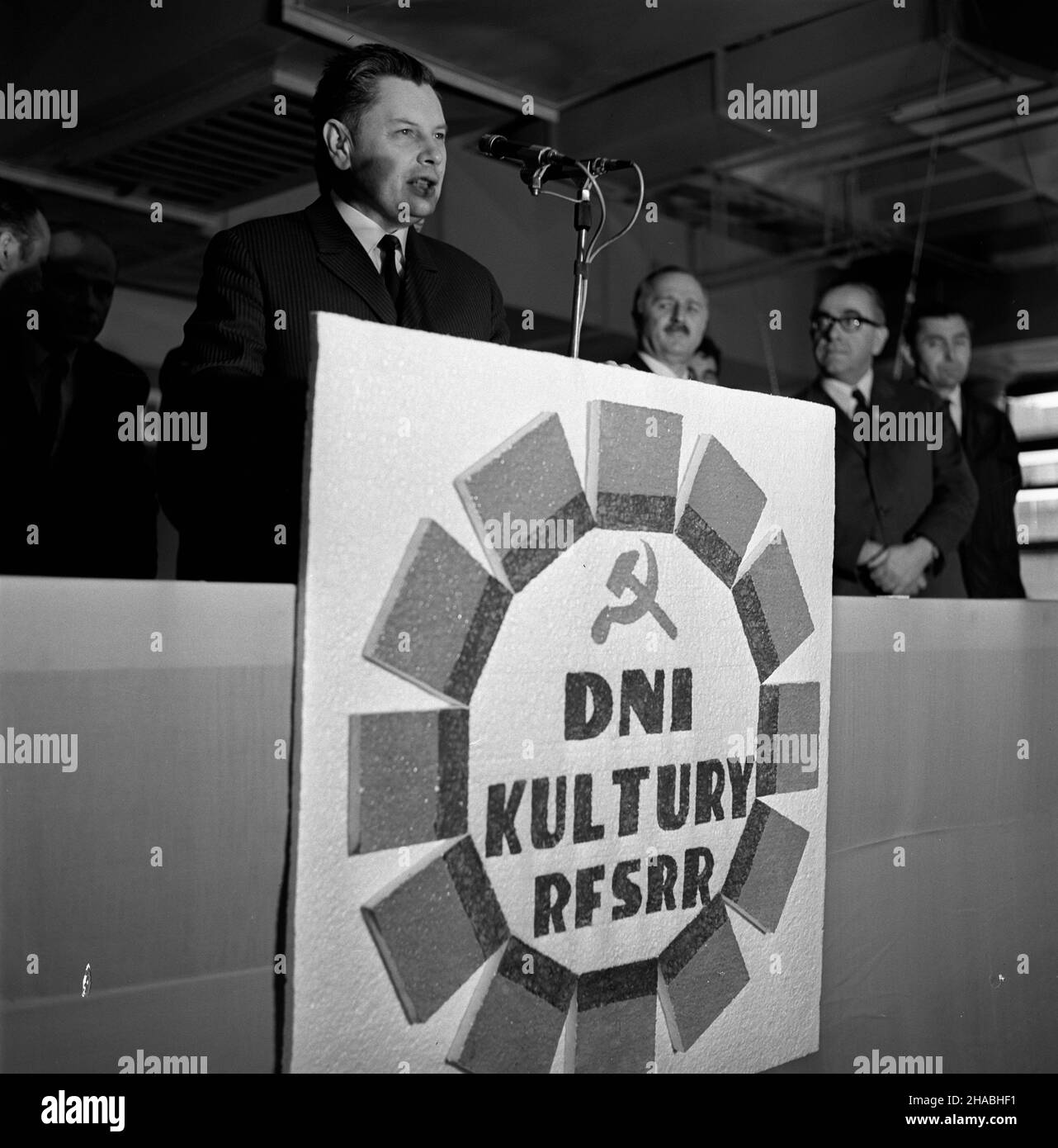 Poronin, 1969-10-24.Przebywaj¹ca na Podhalu, W trakcie trwania DNI Kultury Rosyjskiej Federacyjnej Socjalistycznej Republiki Radzieckiej (RFSRR), delegacja rz¹dowa RFSRR z wicepremierem Wieczes³awem Koczemasowem odwiedzi³a Muzeum W³odzimierza Lenina W Poroneckiej (RFzánego) - Skotari - Zak³ady Przemys³u Nowázázina Podarskie.NZ. m.in.: Wieczes³aw Koczemasow (przemawia), I sekretarz Komitetu Wojewódzkiego W Krakowie Czes³aw Domaga³a (3P). Ad PAP/Tadeusz Olszewski Poronin, 24 octobre 1969.Une délégation du gouvernement des Républiques fédérative soviétiques de Russie socialiste dans la région de Podhale, le Tat Banque D'Images