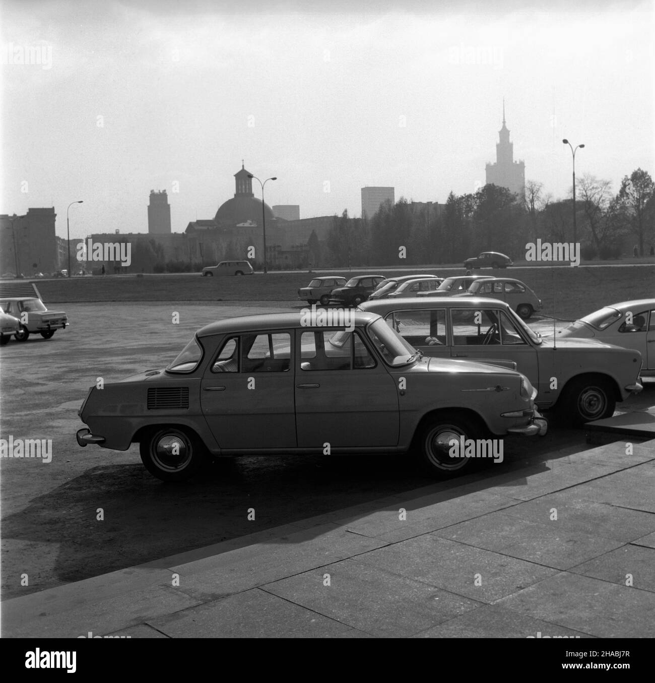 Varsovie, 1969-10-27.Parking na ty³ach Teatru Wielkiego.NZ. m.in.: Skoda 1000 MB (L), Fiat 125 p (2L), Volkswagen Typ 1 (3L). Ad PAP/Edmund Uchymiak Varsovie, octobre 27.Un parking à l'arrière du Grand Théâtre.Photo: Skoda 1000 MB (l), Fiat 125 p (2l), Volkswagen type 1 (3L). Ad PAP/Edmund Uchymiak Banque D'Images