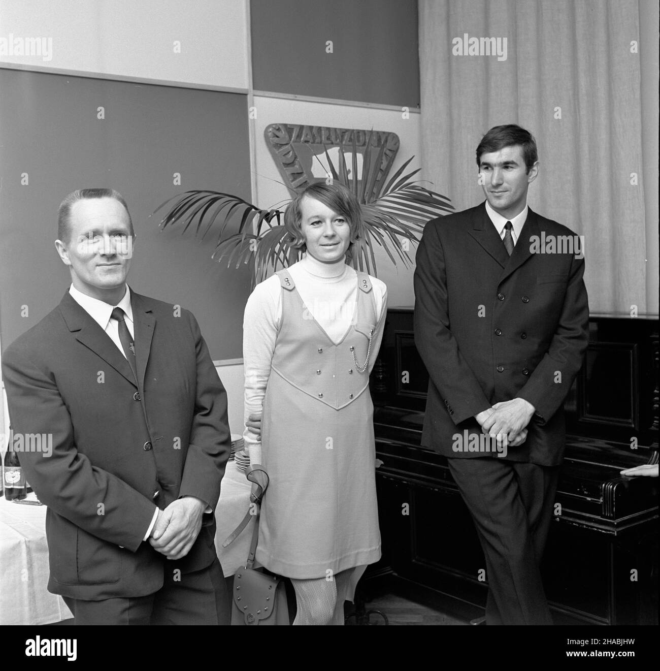 Varsovie, 1969-10-29.Coroczna uroczystoœæ wrêczania medali - Za wybitne osi¹gniêcia sportowe, W G³ównym Komitecie Kultury Fizycznej i Turystyki (GKKFiT).Medale, 28-osofowej grupie sportowców, wrêczy³ zastêpca przewodnicz¹cego GKKFiT Józef Rutkowski.z³oci medaliœci GKKFiT, od lewej: Waldemar Baszanowski (podnoszenie ciê¿arów) oraz Miros³awa Sarna i Jan Werner (lekkoatletyka). Ad PAP/Stanis³aw D¹browieckiVarsovie, le 29 octobre 1969.Vingt-huit sportifs champions reçoivent des médailles d'or de la part de la Commission principale de la culture physique et du tourisme.Photo de Waldemar Baszanowski gauche (poids Banque D'Images