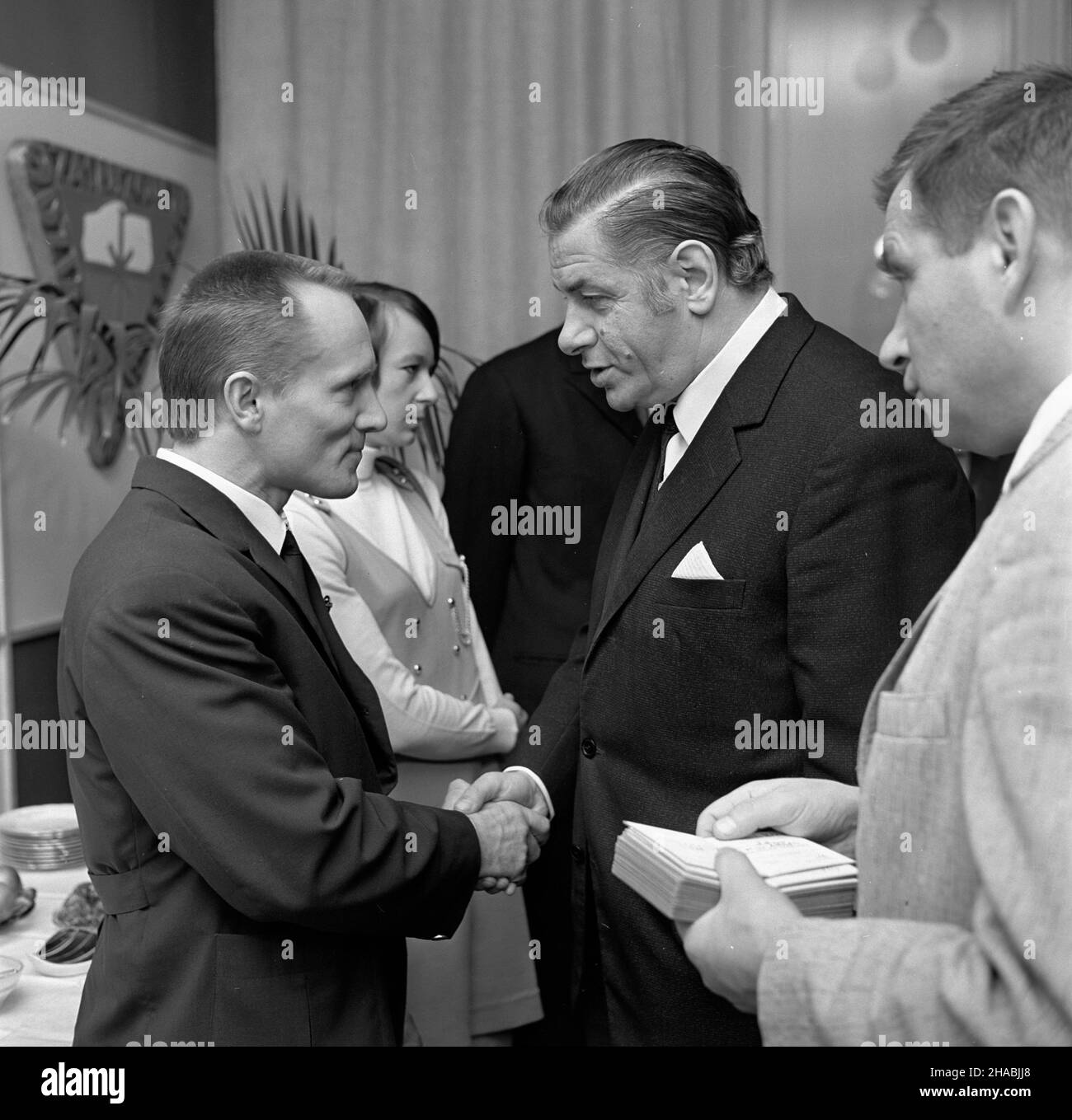 Varsovie, 1969-10-29.Coroczna uroczystoœæ wrêczania medali - Za wybitne osi¹gniêcia sportowe, W G³ównym Komitecie Kultury Fizycznej i Turystyki (GKKFiT).Medale, 28-osofowej grupie sportowców, wrêczy³ zastêpca przewodnicz¹cego GKKFiT Józef Rutkowski.NZ.Józef Rutkowski (2P) gratuluje z³otego medalu Waldemarowi Baszanowskiemu.W tle Miros³awa Sarna ad PAP/Stanis³aw D¹browieckiVarsovie, le 29 octobre 1969.Vingt-huit sportifs champions reçoivent des médailles d'or de la part de la Commission principale de la culture physique et du tourisme.Photo : Jozef Rutkowski félicite Walemar Baszanowski. Ad PAP/Stanislaw Banque D'Images