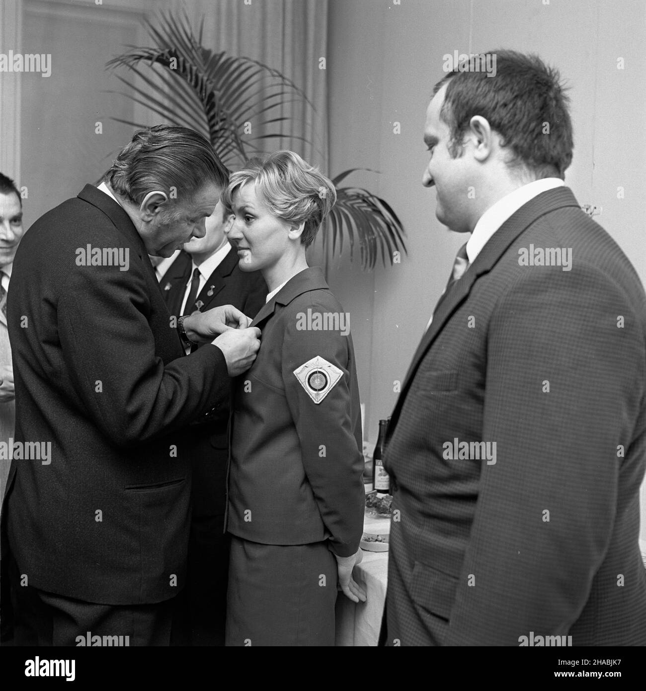 Varsovie, 1969-10-29.Coroczna uroczystoœæ wrêczania medali - Za wybitne osi¹gniêcia sportowe - W G³ównym Komitecie Kultury Fizycznej i Turystyki (GKKFiT).Medale 28-osofowej grupie sportowców wrêczy³ zastêpca przewodnicz¹cego GKKKFiT Józef Rutkowski. Ad PAP/Stanis³aw D¹browieckiVarsovie, le 29 octobre 1969.Vingt-huit sportifs champions reçoivent des médailles d'or de la part de la Commission principale de la culture physique et du tourisme. Ad PAP/Stanislaw Dabrowiecki Banque D'Images