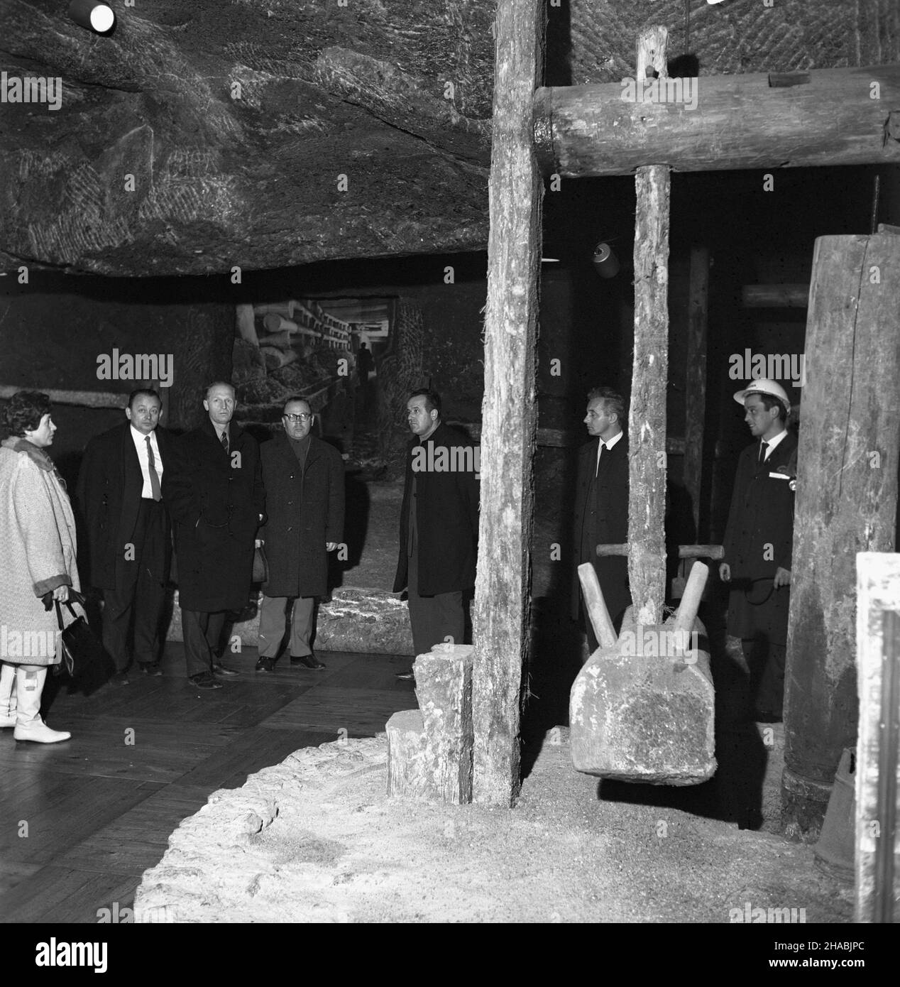 Wieliczka, 1969-10-30.Delegaci na IX Konferencjê Organizacji Turystycznych Krajów Socjalistycznych W czasie zwiedzania muzeum i kopalni soli W Wieliczce. Ad PAP/Andrzej Piotrowski Wieliczka, 30 octobre 1969.Délégués à la Conférence 9th des organisations touristiques des pays socialistes visitant le musée et la mine de sel de Wieliczka. Ad PAP/Andrzej Piotrowski Banque D'Images