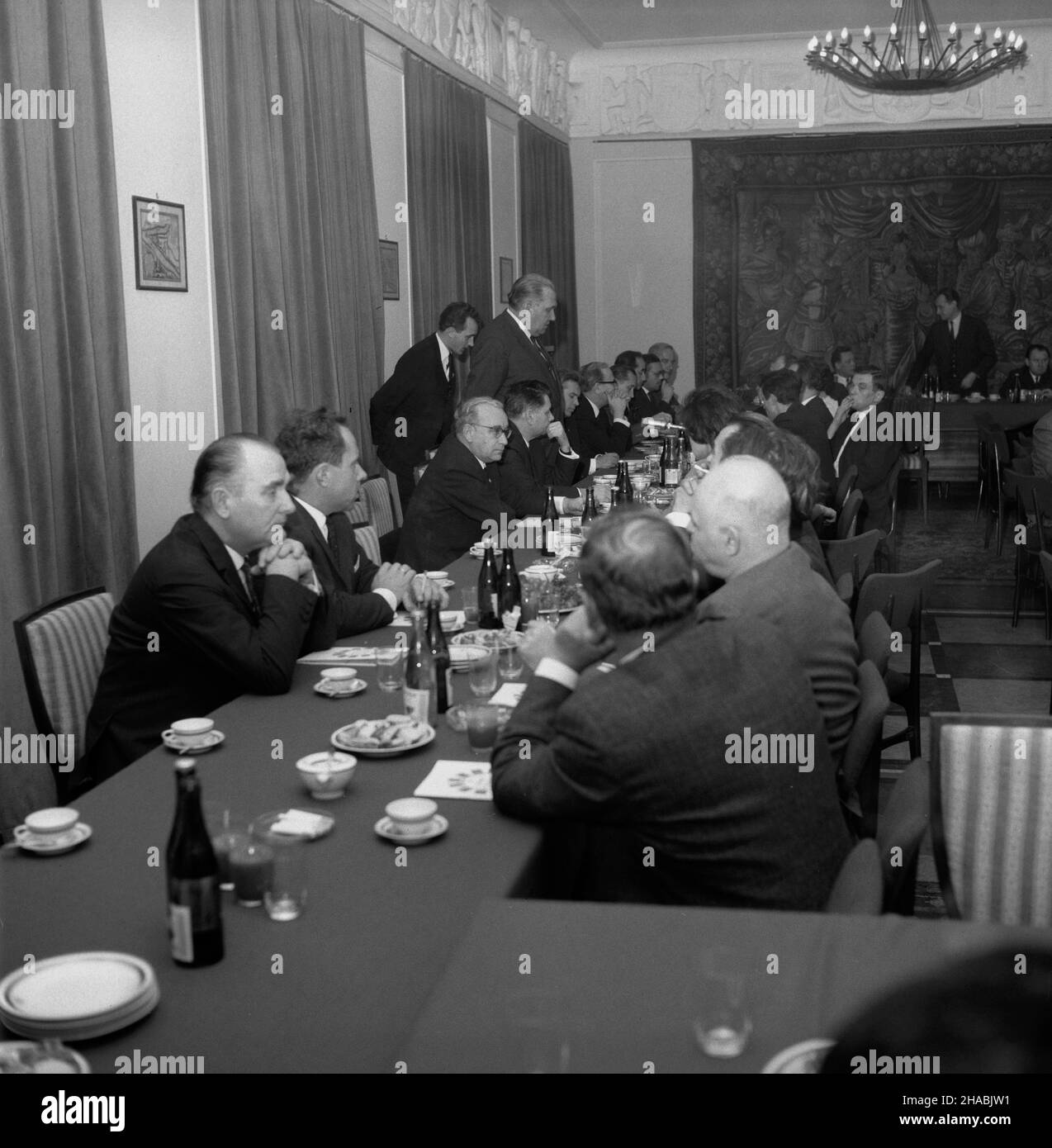 Varsovie, 1969-10-30.W zwi¹zku z zakoñczeniem DNI Kultury Rosyjskiej Federacyjnej Socjalistycznej Republiki Radzieckiej (RFSRR) odby³o siê spotkanie delegacji RFSRR z dziennikarzami.NZ. m.in.: ministre kultury RFSRR Miko³aj Kuzniecow (4L), wicepremier RFSRR Wieczes³aw Koczemasow (5L), redaktor naczelny Trybuny Ludu Stanis³aw Mojkowski (6L). Ad PAP/Marek Langda Varsovie, 30 octobre 1969.Une délégation de la Fédération de Russie des Républiques socialistes soviétiques (RFSRR) a rencontré des journalistes dans le cadre de la conclusion des Journées de la culture russe en Pologne.Photo : ministe de la culture RFSRR Banque D'Images