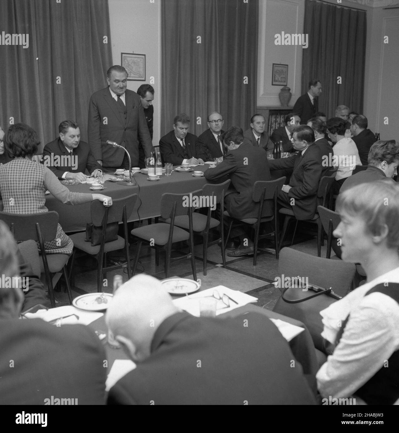 Varsovie, 1969-10-30.W zwi¹zku z zakoñczeniem DNI Kultury Rosyjskiej Federacyjnej Socjalistycznej Republiki Radzieckiej (RFSRR) odby³o siê spotkanie delegacji RFSRR z dziennikarzami.NZ. m.in.: wicepremier RFSRR Wieczes³aw Koczemasow (L), redaktor naczelny Trybuny Ludu Stanis³aw Mojkowski (przemawia). Ad PAP/Marek Langda Varsovie, 30 octobre 1969.Une délégation de la Fédération de Russie des Républiques socialistes soviétiques (RFSRR) a rencontré des journalistes dans le cadre de la conclusion des Journées de la culture russe en Pologne.Photo : PM Vyacheslav Kochemasov, adjoint du RFSRR (de gauche à droite), rédacteur en chef Banque D'Images