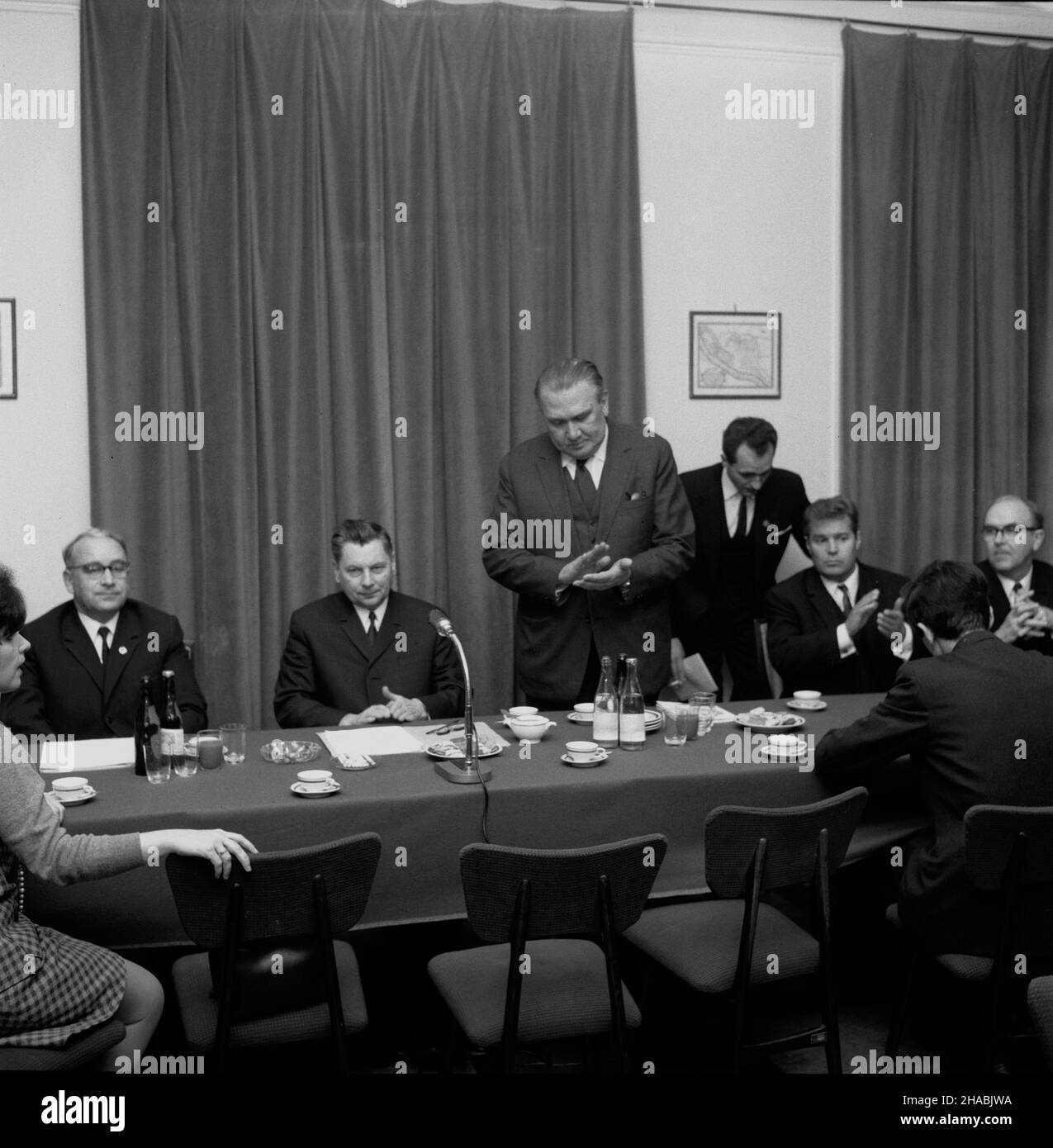 Varsovie, 1969-10-30.W zwi¹zku z zakoñczeniem DNI Kultury Rosyjskiej Federacyjnej Socjalistycznej Republiki Radzieckiej (RFSRR) odby³o siê spotkanie delegacji RFSRR z dziennikarzami.NZ. m.in.: ministre kultury RFSRR Miko³aj Kuzniecow (1L), wicepremier RFSRR Wieczes³aw Koczemasow (2L), redaktor naczelny Trybuny Ludu Stanis³aw Mojkowski (3L). Ad PAP/Marek Langda Varsovie, 30 octobre 1969.Une délégation de la Fédération de Russie des Républiques socialistes soviétiques (RFSRR) a rencontré des journalistes dans le cadre de la conclusion des Journées de la culture russe en Pologne.Photo : ministe de la culture RFSRR Banque D'Images