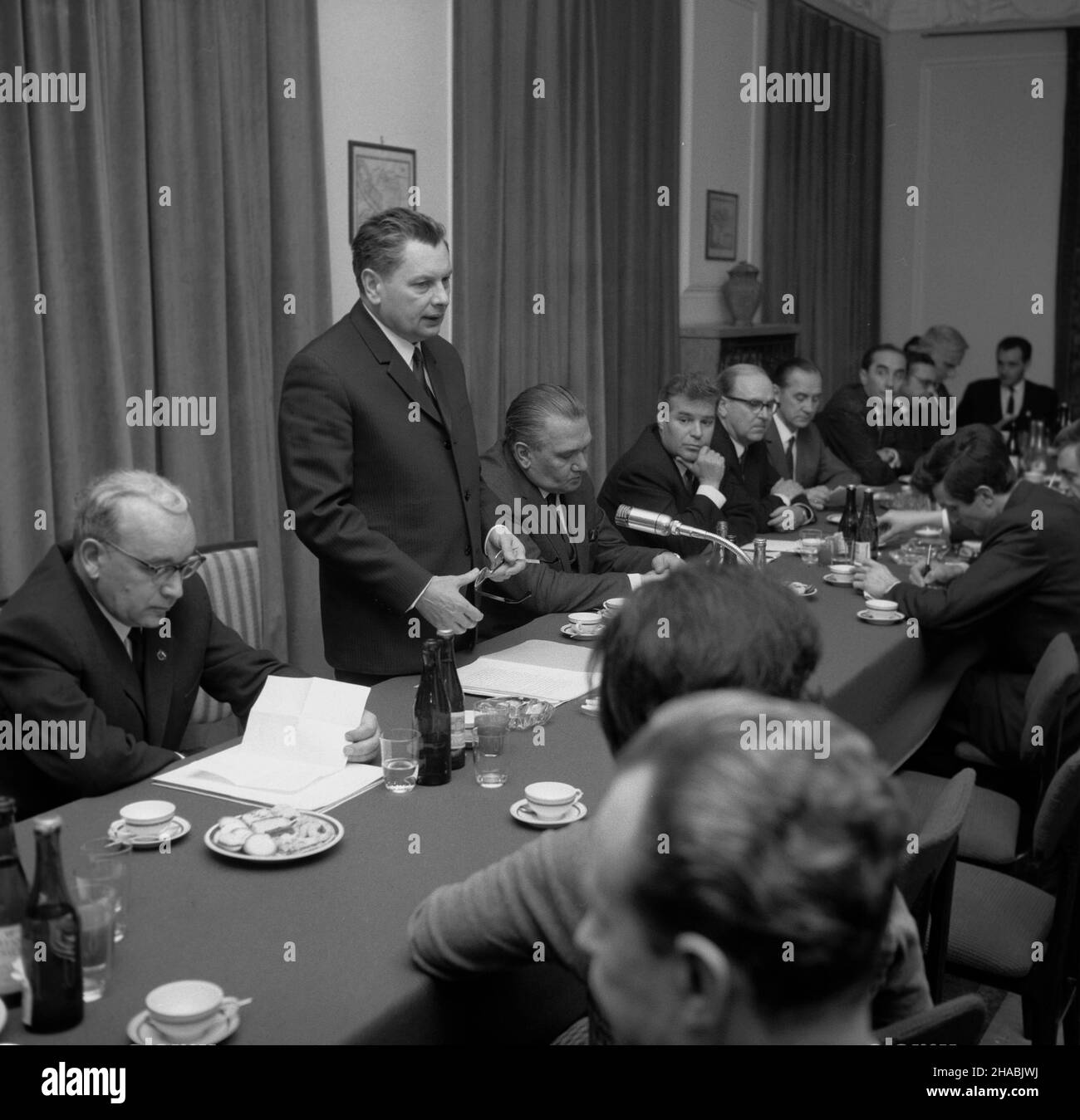 Varsovie, 1969-10-30.W zwi¹zku z zakoñczeniem DNI Kultury Rosyjskiej Federacyjnej Socjalistycznej Republiki Radzieckiej (RFSRR) odby³o siê spotkanie delegacji RFSRR z dziennikarzami.NZ. m.in.: ministre kultury RFSRR Miko³aj Kuzniecow (1L), wicepremier RFSRR Wieczes³aw Koczemasow (przemawia), redaktor naczelny Trybuny Ludu Stanis³aw Mojkowski (3L), kierownik Wydzia³u Kultury Komitetu Centralnego (Warsaw), KC 7L/Maredad Kraœko (30 octobre 1969).Une délégation de la Fédération de Russie des Républiques socialistes soviétiques (RFSRR) a rencontré des journalistes dans le cadre du c Banque D'Images